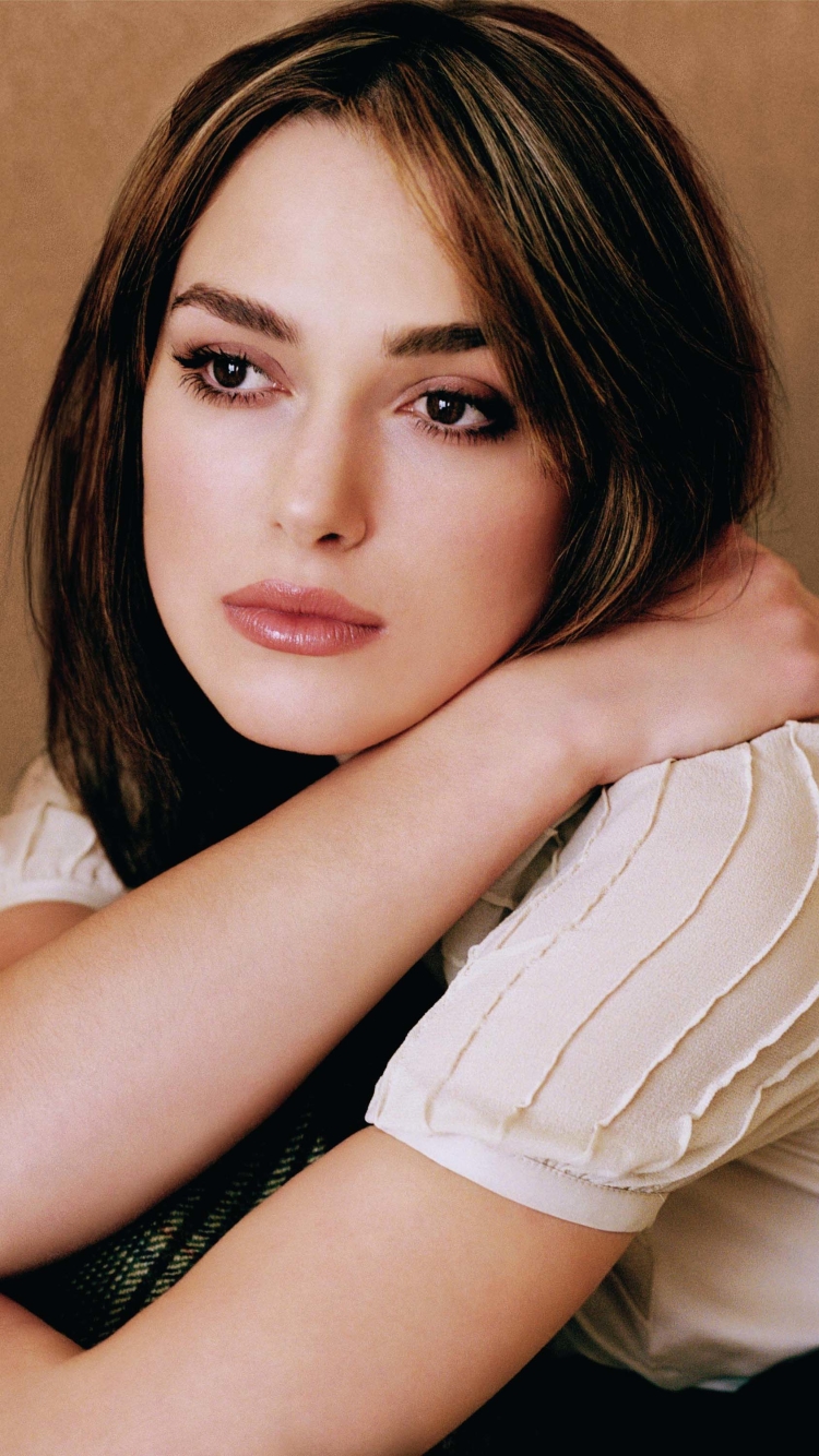 Handy-Wallpaper Englisch, Gesicht, Brünette, Braune Augen, Berühmtheiten, Keira Knightley, Darstellerin kostenlos herunterladen.