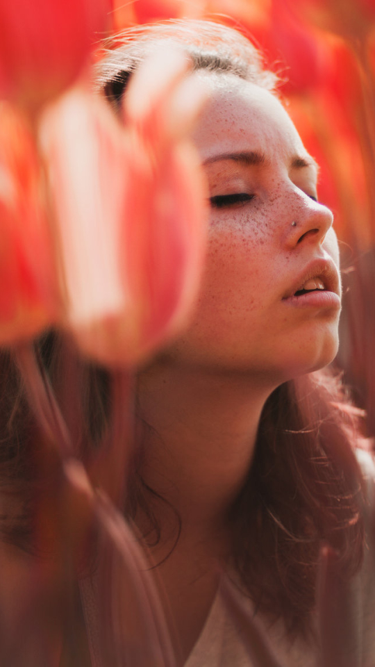 Descarga gratuita de fondo de pantalla para móvil de Morena, Flor, Mujeres, Pecas, Flor Roja, Estado De Ánimo.