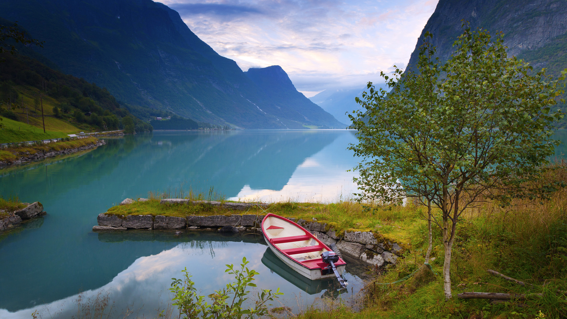 Скачать картинку Берёза, Норвегия, Лодка, Озера, Озеро, Фотографии, Природа, Дерево, Гора в телефон бесплатно.