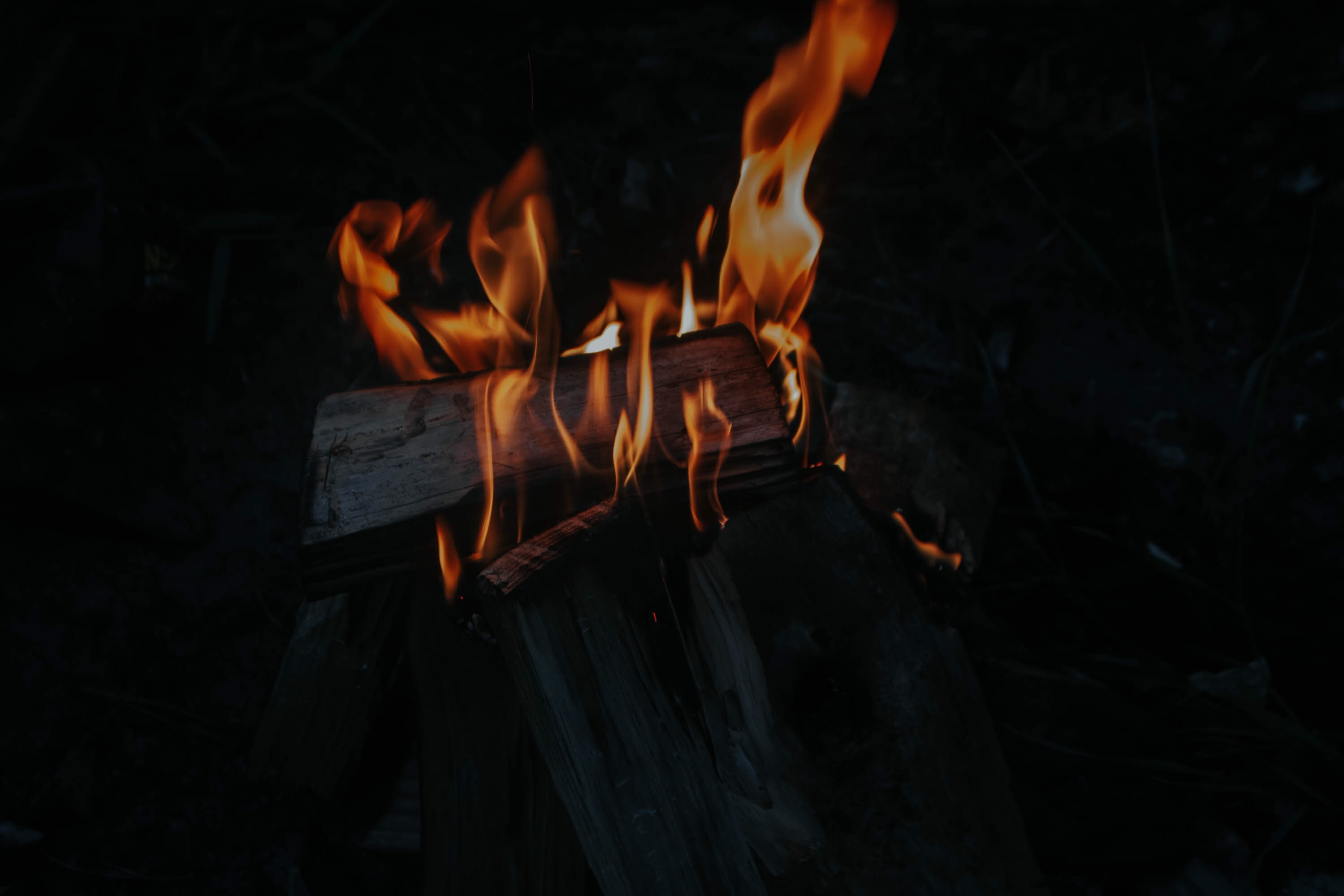 64481 Hintergrundbild herunterladen feuer, bonfire, dunkel, flamme, brennholz, verbrennung - Bildschirmschoner und Bilder kostenlos