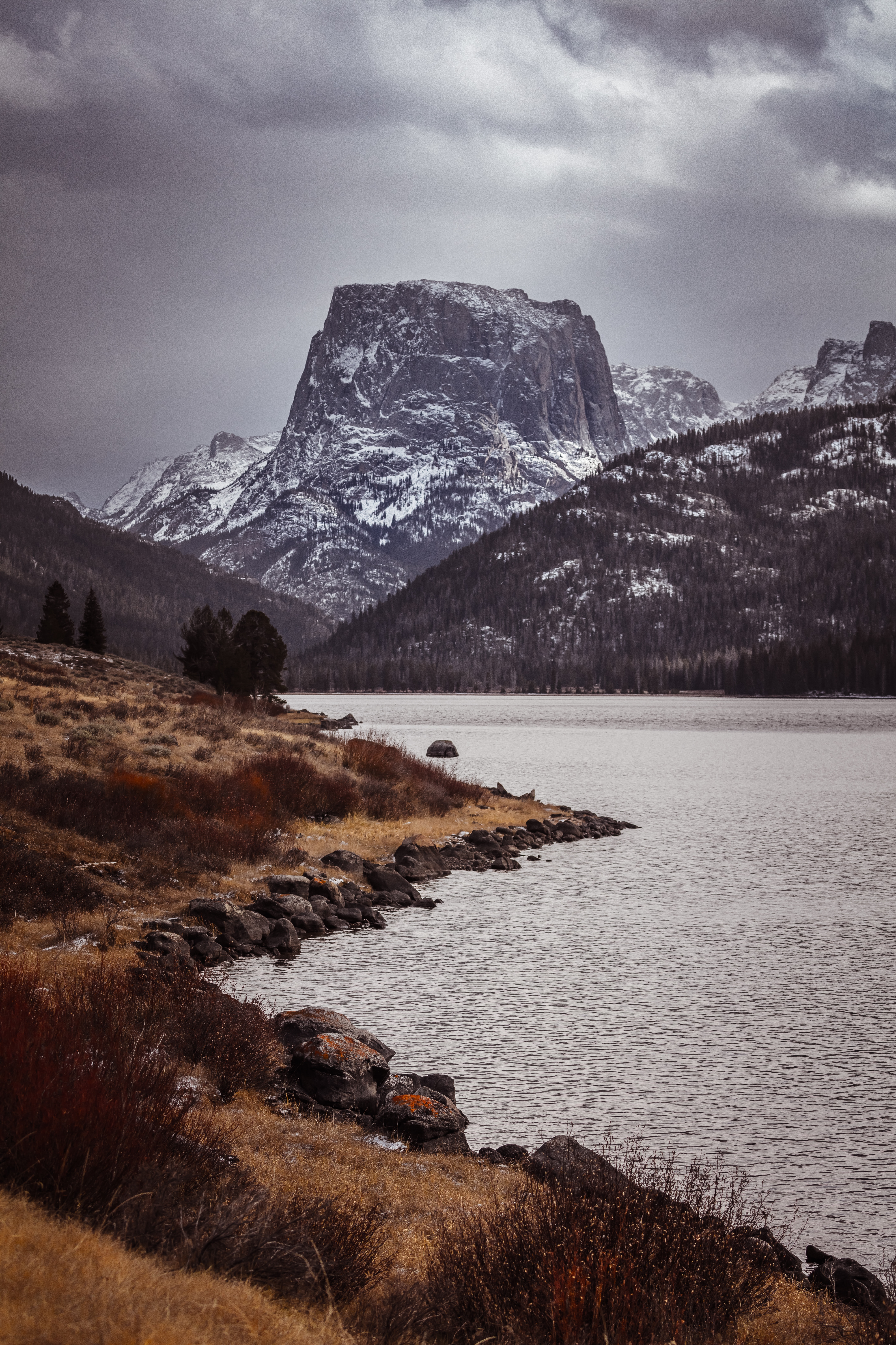Laden Sie das Natur, See, Bank, Mountains, Ufer, Wasser, Landschaft-Bild kostenlos auf Ihren PC-Desktop herunter