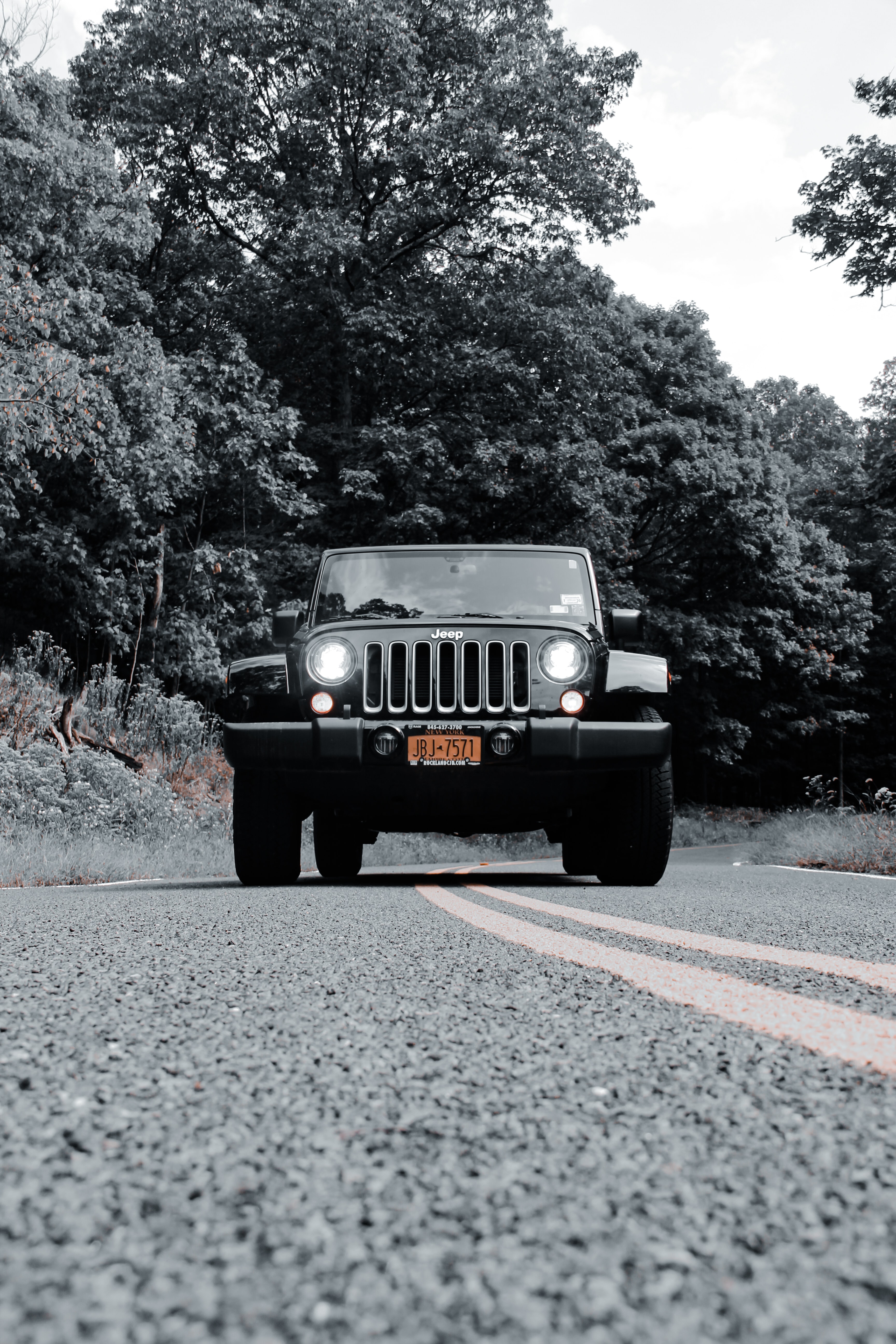 141025 descargar imagen jeep, faros, coches, luces, carro, coche, todoterreno, bw, chb, jeep wrangler: fondos de pantalla y protectores de pantalla gratis