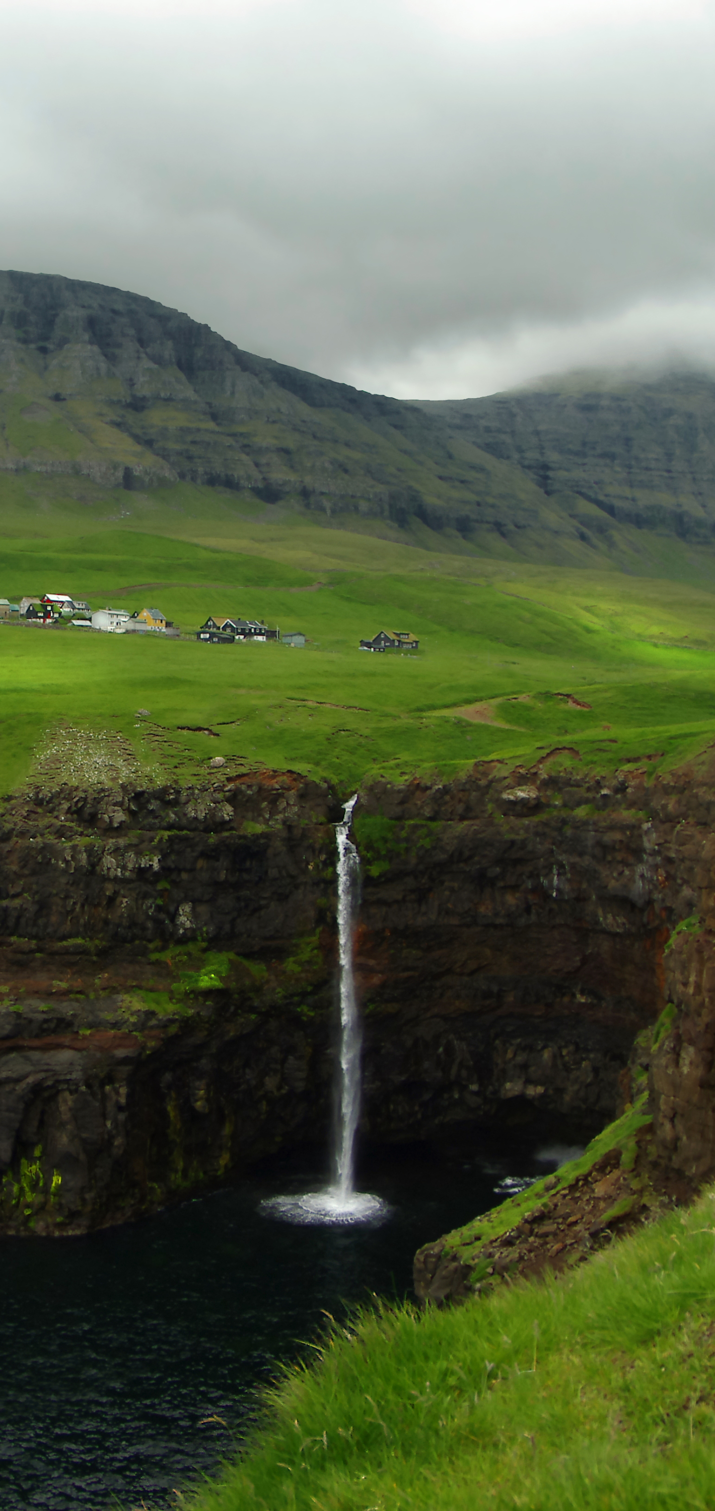 1390503 скачать обои скандинавия, фарерские острова, сделано человеком, гасадалур, водопад, дания, побережье - заставки и картинки бесплатно