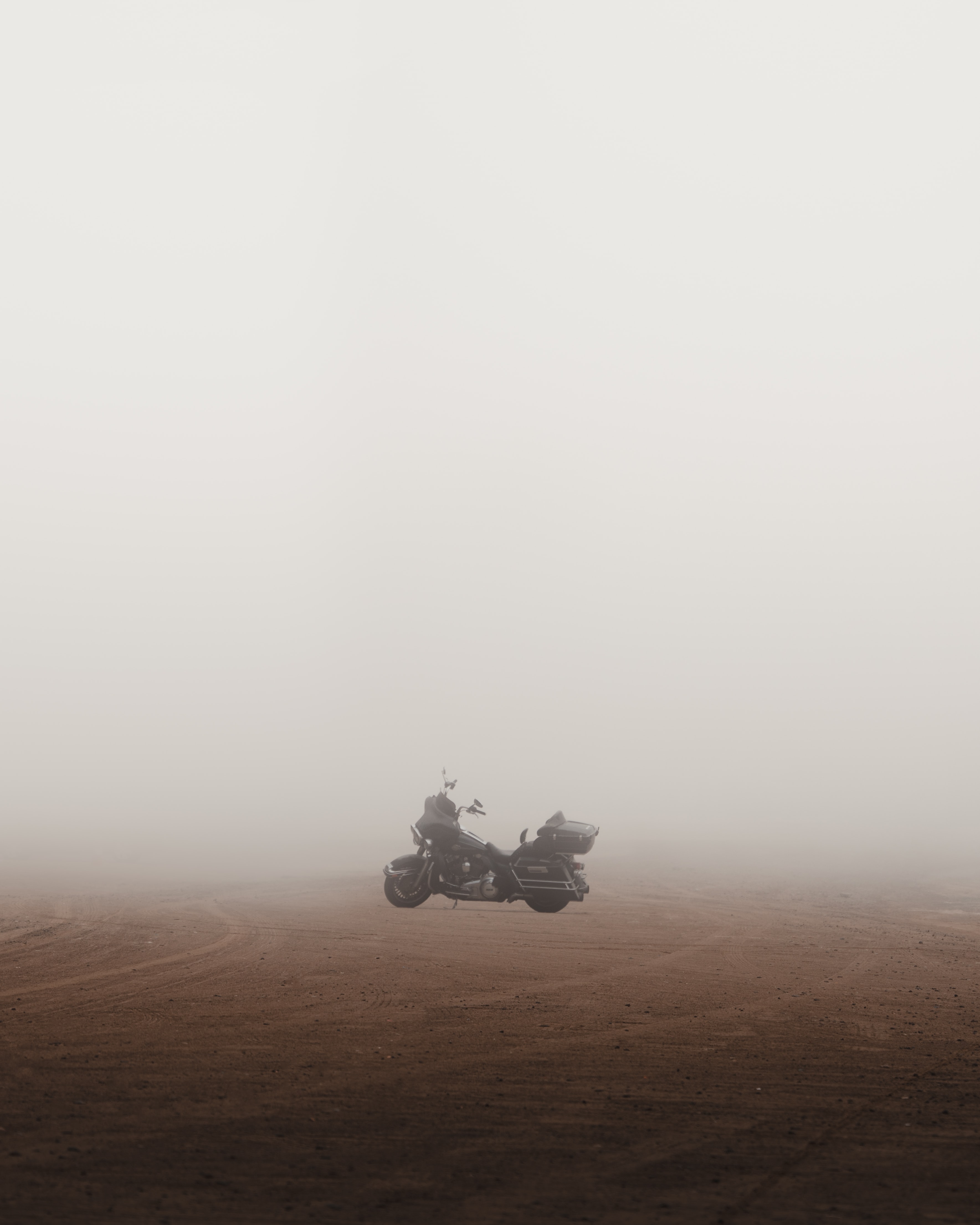 Скачать картинку Туман, Песок, Мотоцикл, Байк, Мотоциклы в телефон бесплатно.