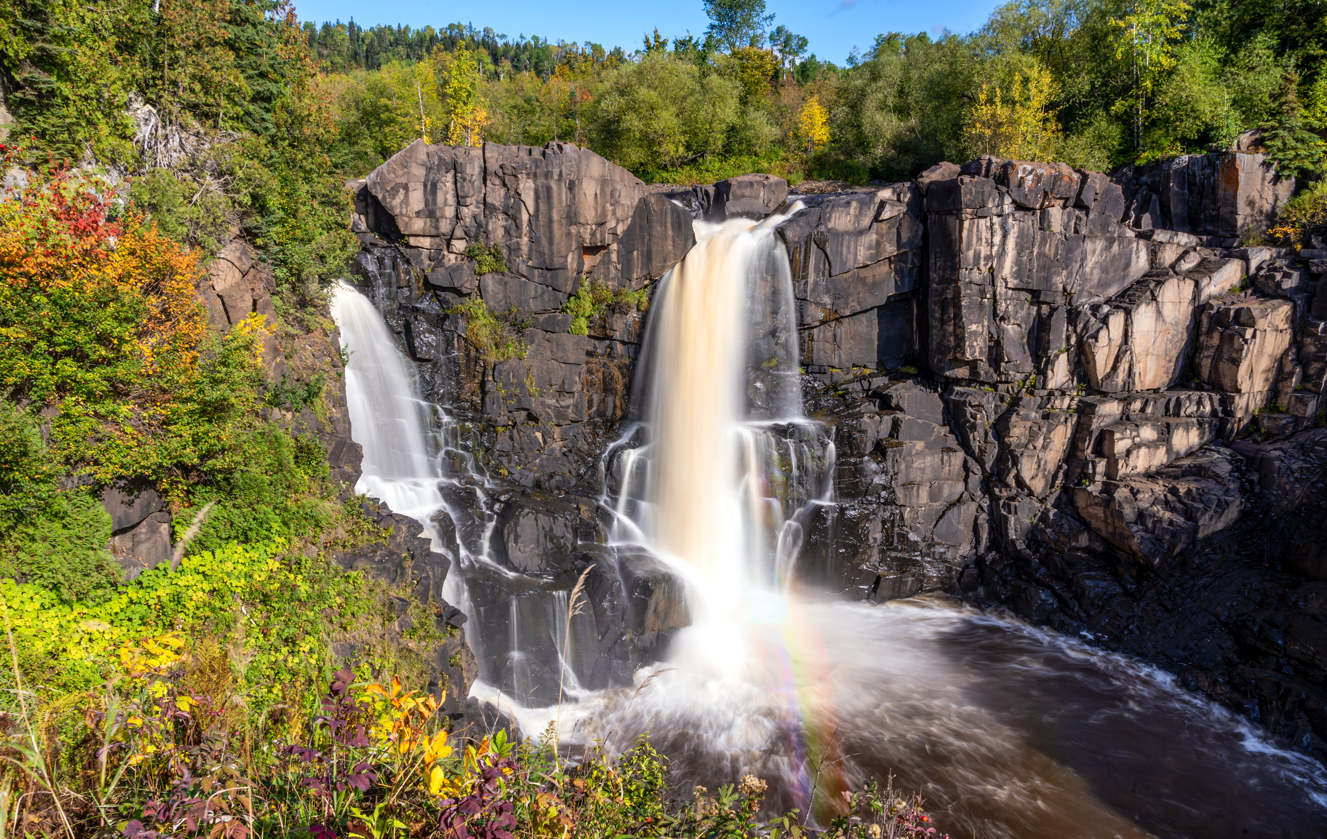 Handy-Wallpaper Natur, Wasserfälle, Kanada, Wasserfall, Klippe, Erde/natur kostenlos herunterladen.