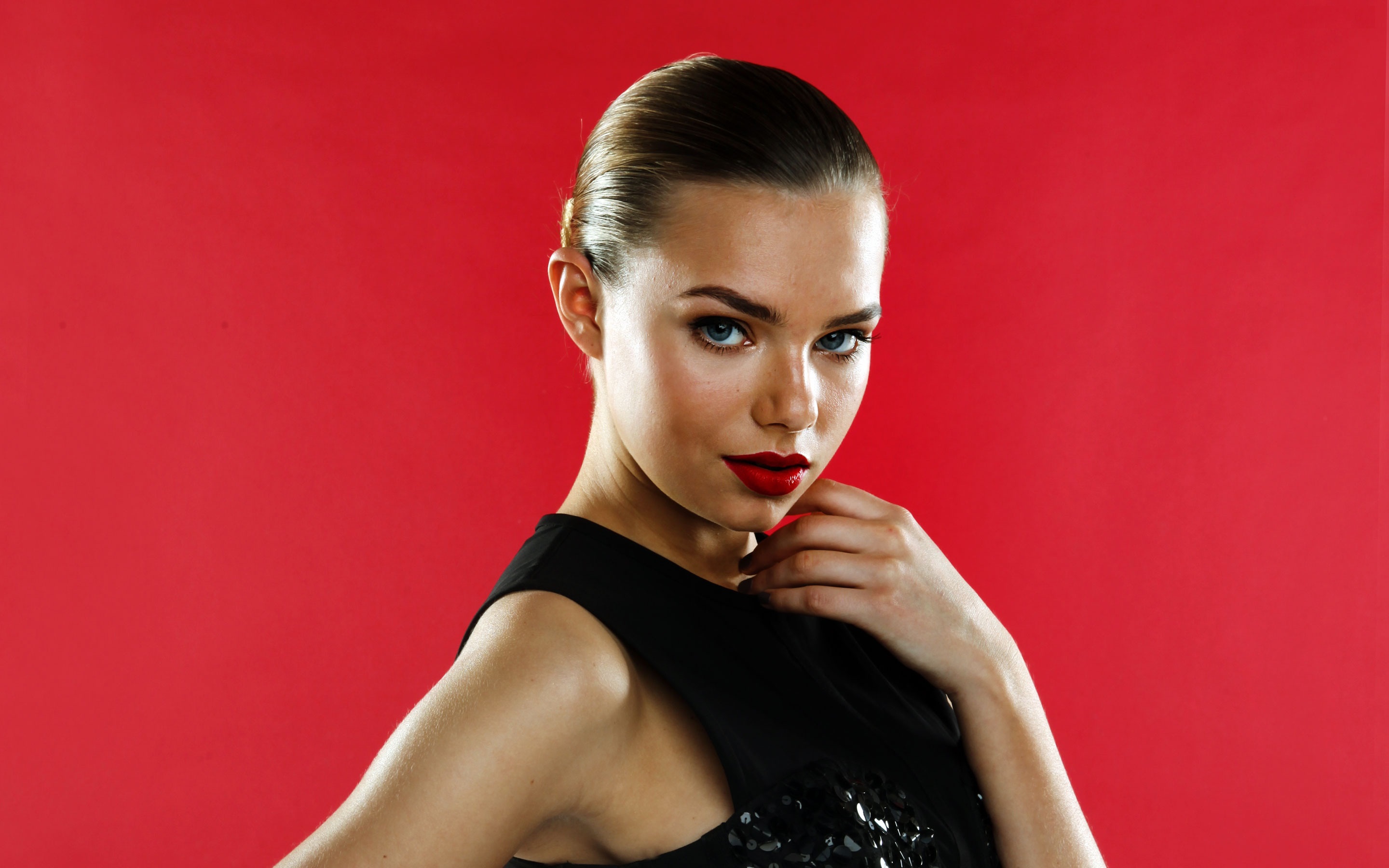 Download mobile wallpaper Blue Eyes, Celebrity, Actress, Lipstick, Indiana Evans for free.