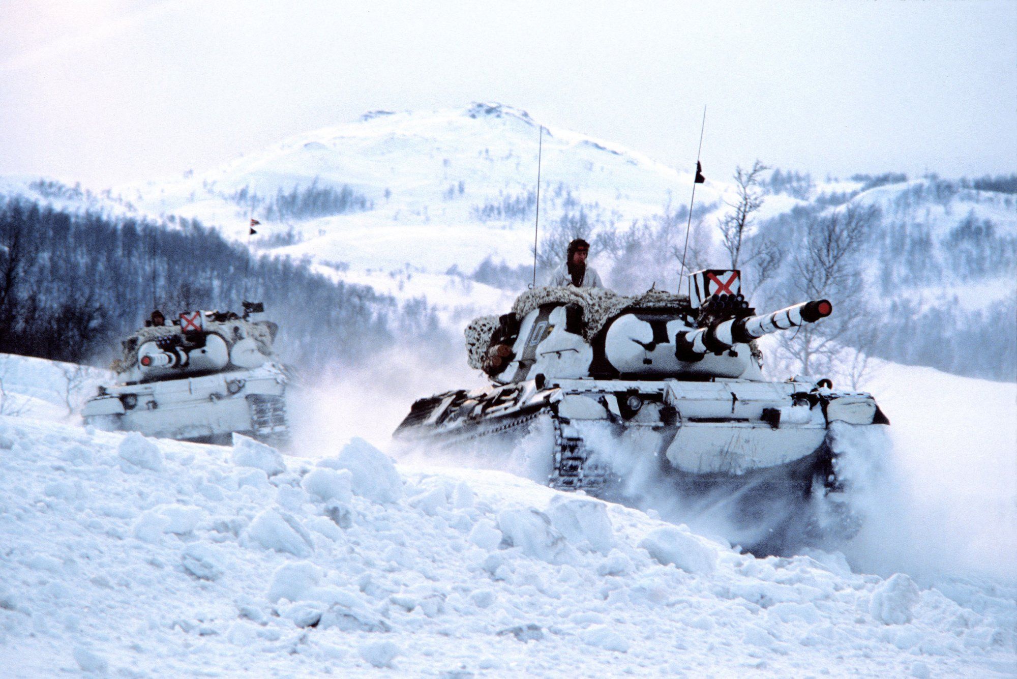 374350 Hintergrundbild herunterladen militär, leopard 1, schnee, panzer, winter - Bildschirmschoner und Bilder kostenlos