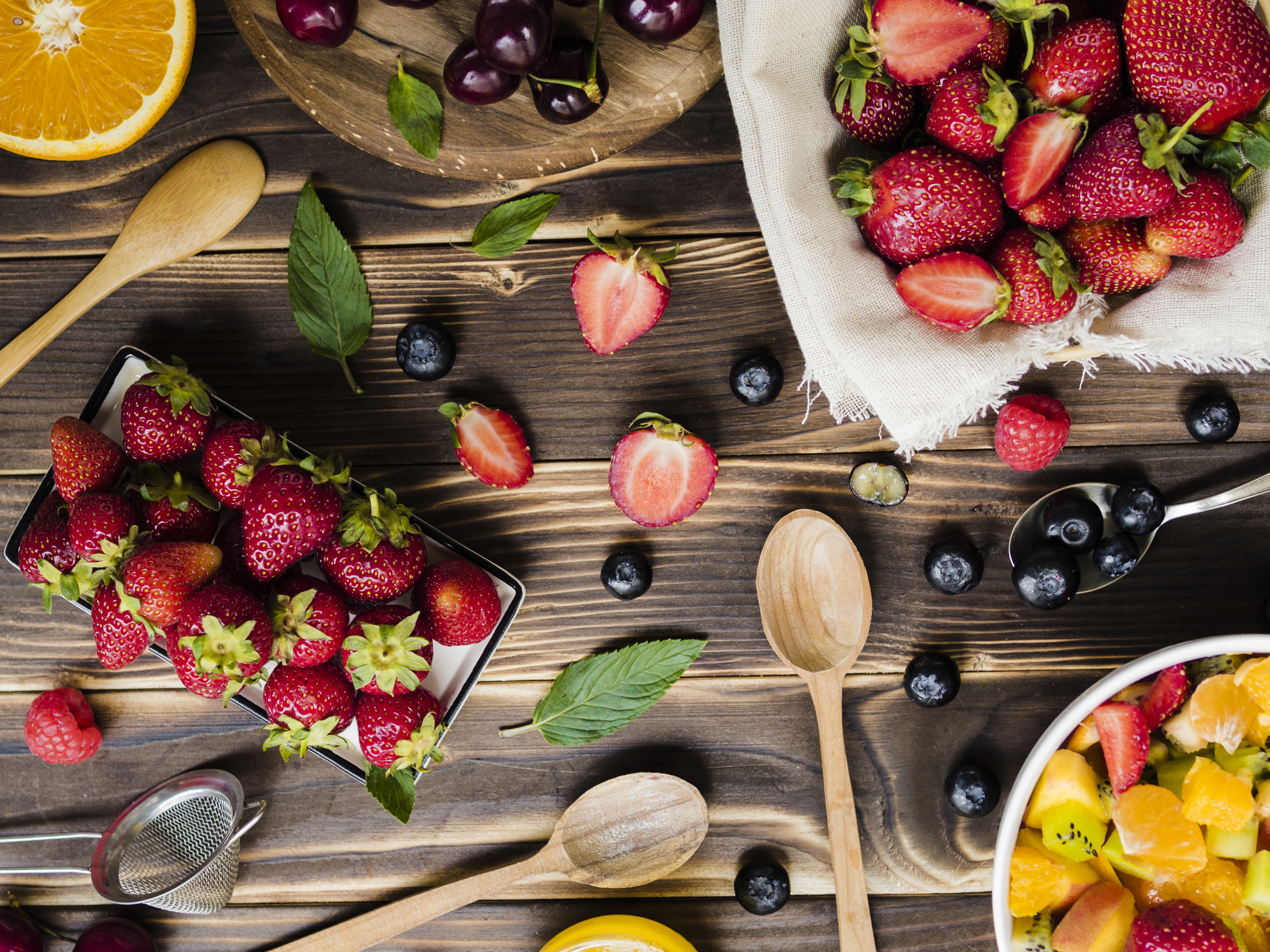 Handy-Wallpaper Erdbeere, Frucht, Heidelbeere, Nahrungsmittel, Stillleben, Früchte kostenlos herunterladen.
