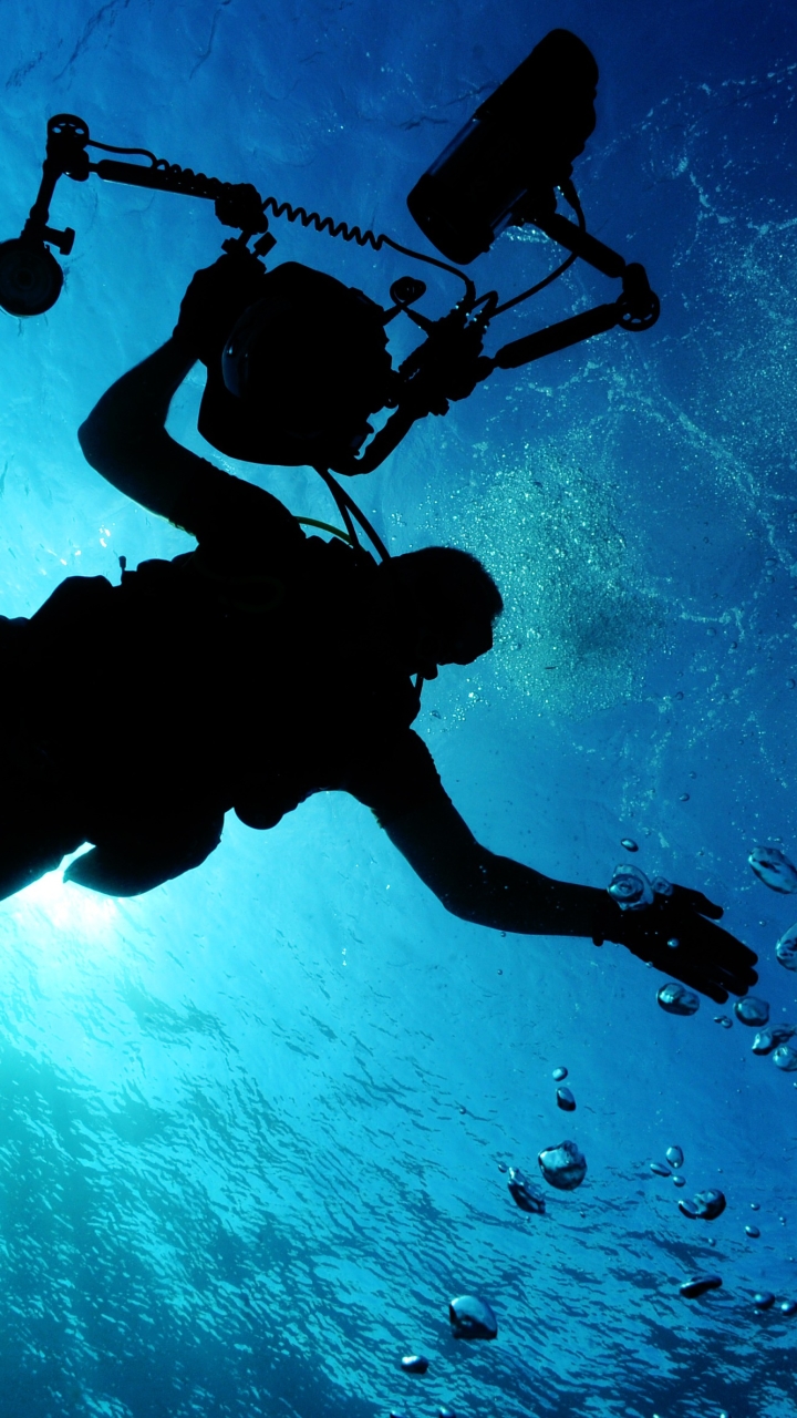 1319681 скачать обои виды спорта, подводное плавание с аквалангом, аквалангист, камера, дайвер, свет, легкий, подводный, океан - заставки и картинки бесплатно