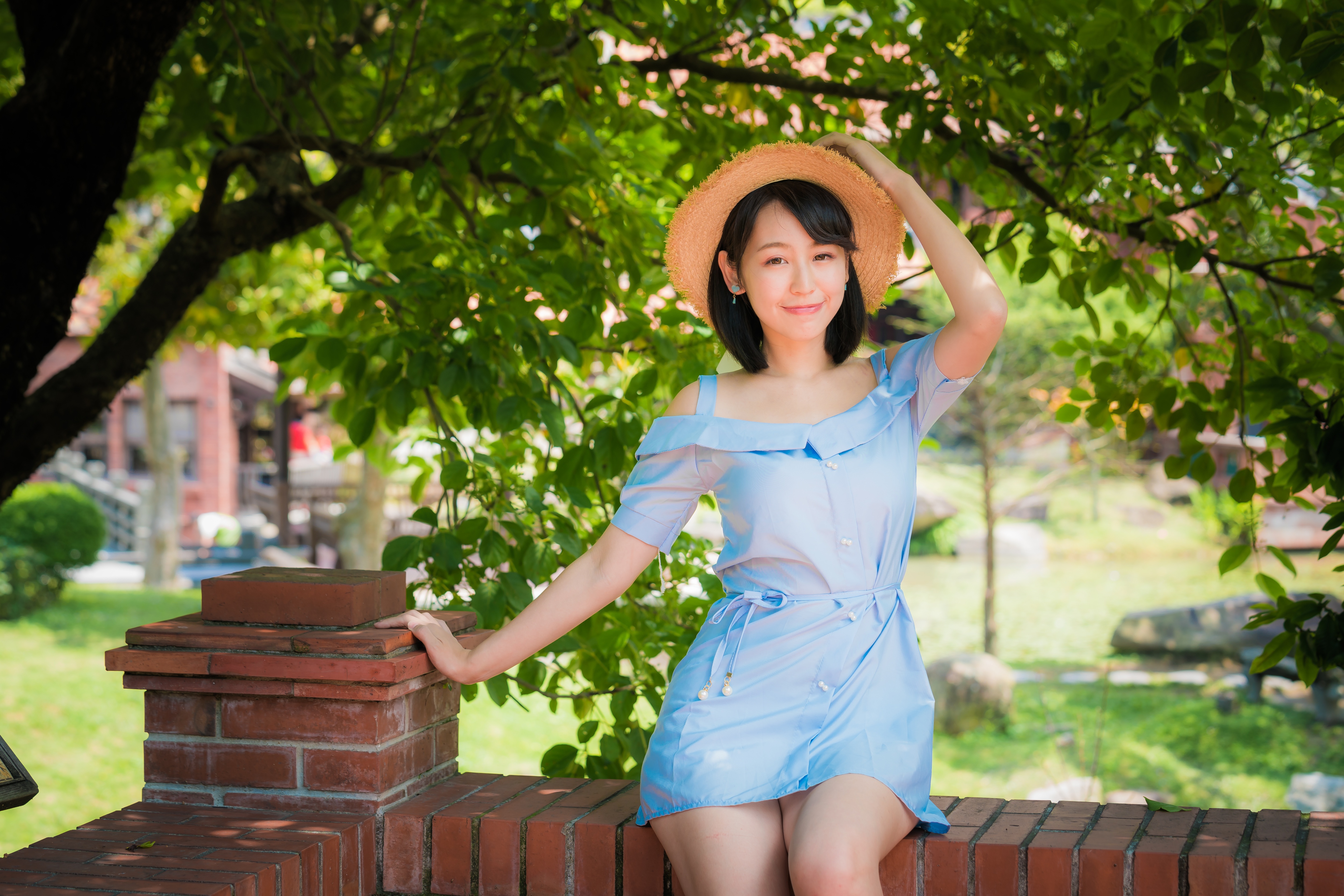 Handy-Wallpaper Hut, Modell, Frauen, Schwarzes Haar, Asiatinnen, Blaues Kleid, Tiefenschärfe kostenlos herunterladen.