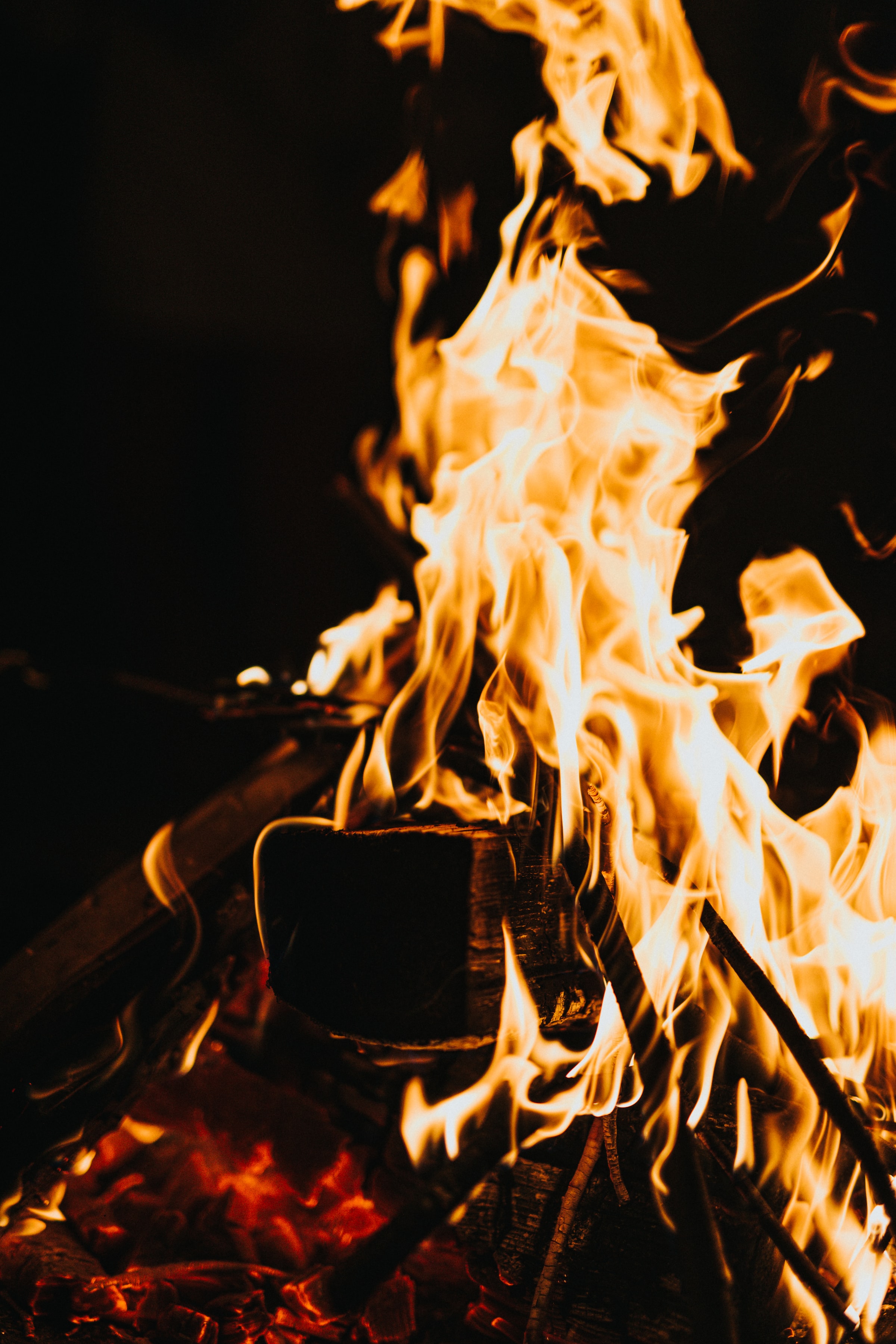88598 descargar fondo de pantalla fuego, hoguera, oscuro, llama, leña, para quemar, arder: protectores de pantalla e imágenes gratis