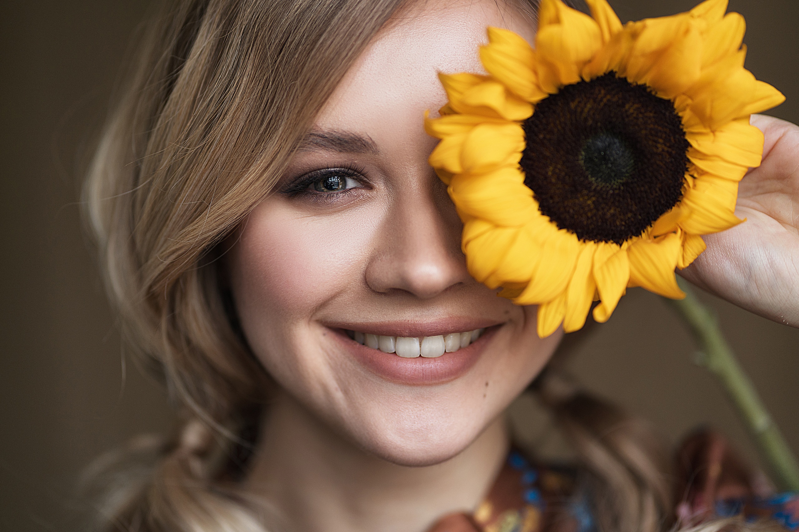 Free download wallpaper Smile, Portrait, Mood, Sunflower, Face, Women, Ksenia Guseva on your PC desktop