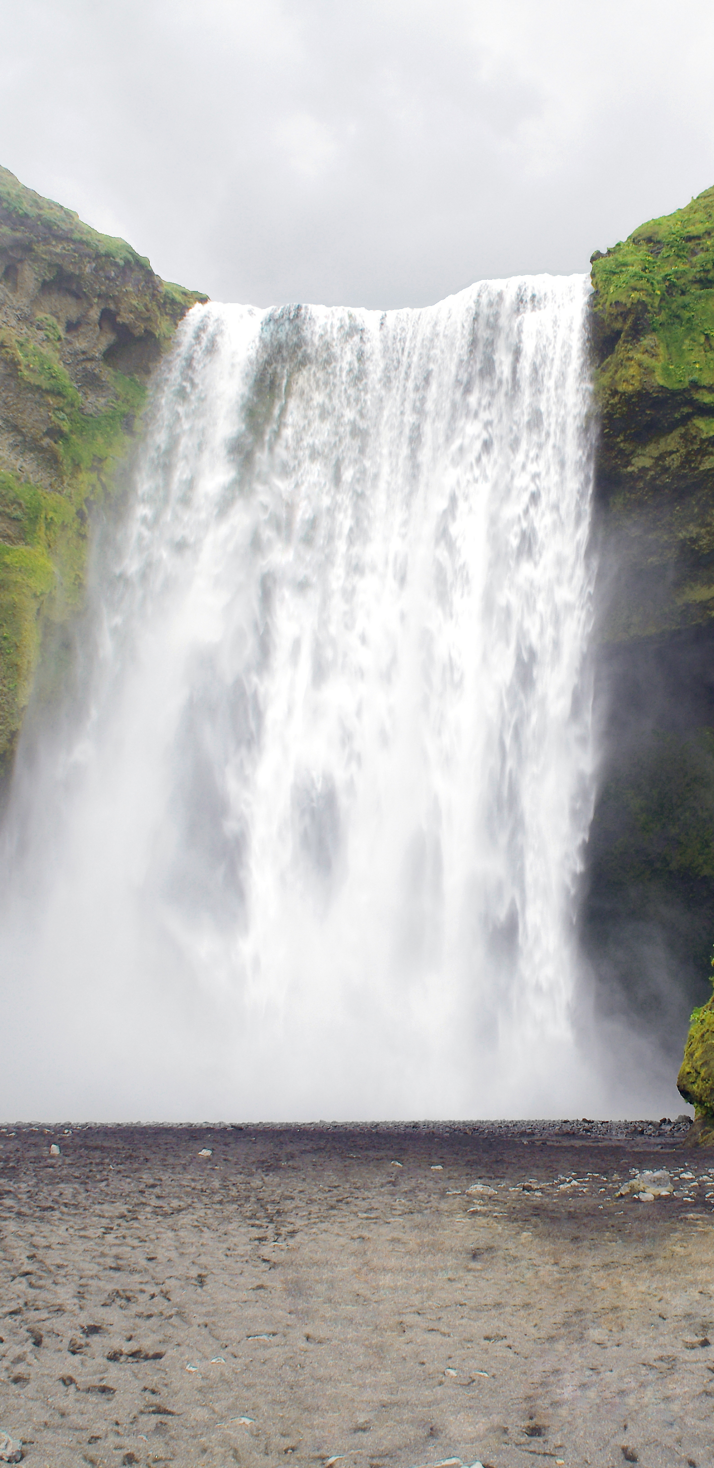 Handy-Wallpaper Wasserfälle, Wasserfall, Island, Skogafoss, Erde/natur, Skógafoss Wasserfall kostenlos herunterladen.