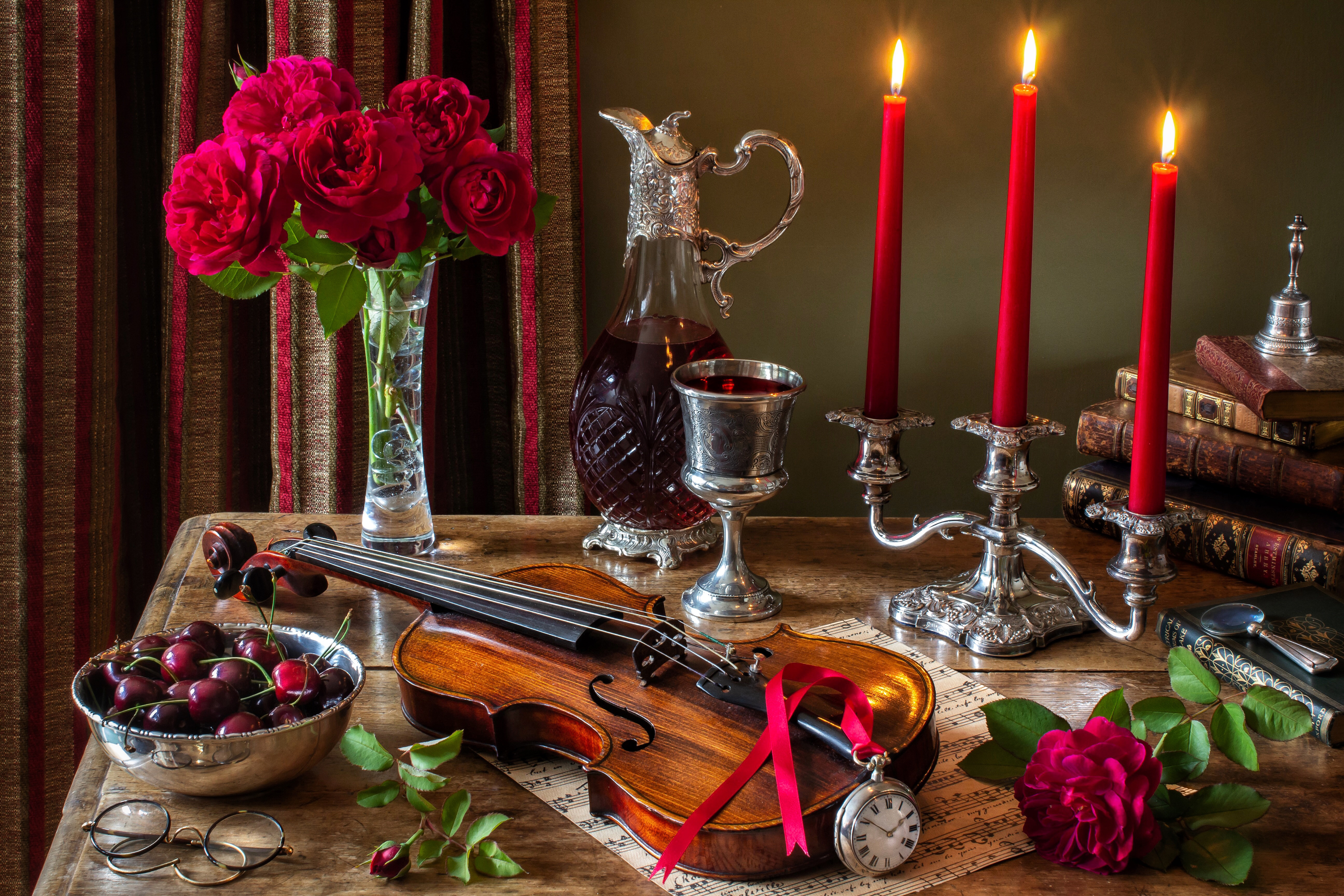 1531249 завантажити картинку фотографія, натюрморт, книга, свічка, чаша, вишня, квітка, збільшувальне скло, кишеньковий годинник, романтичний, роза, ноти, ваза, скрипка - шпалери і заставки безкоштовно