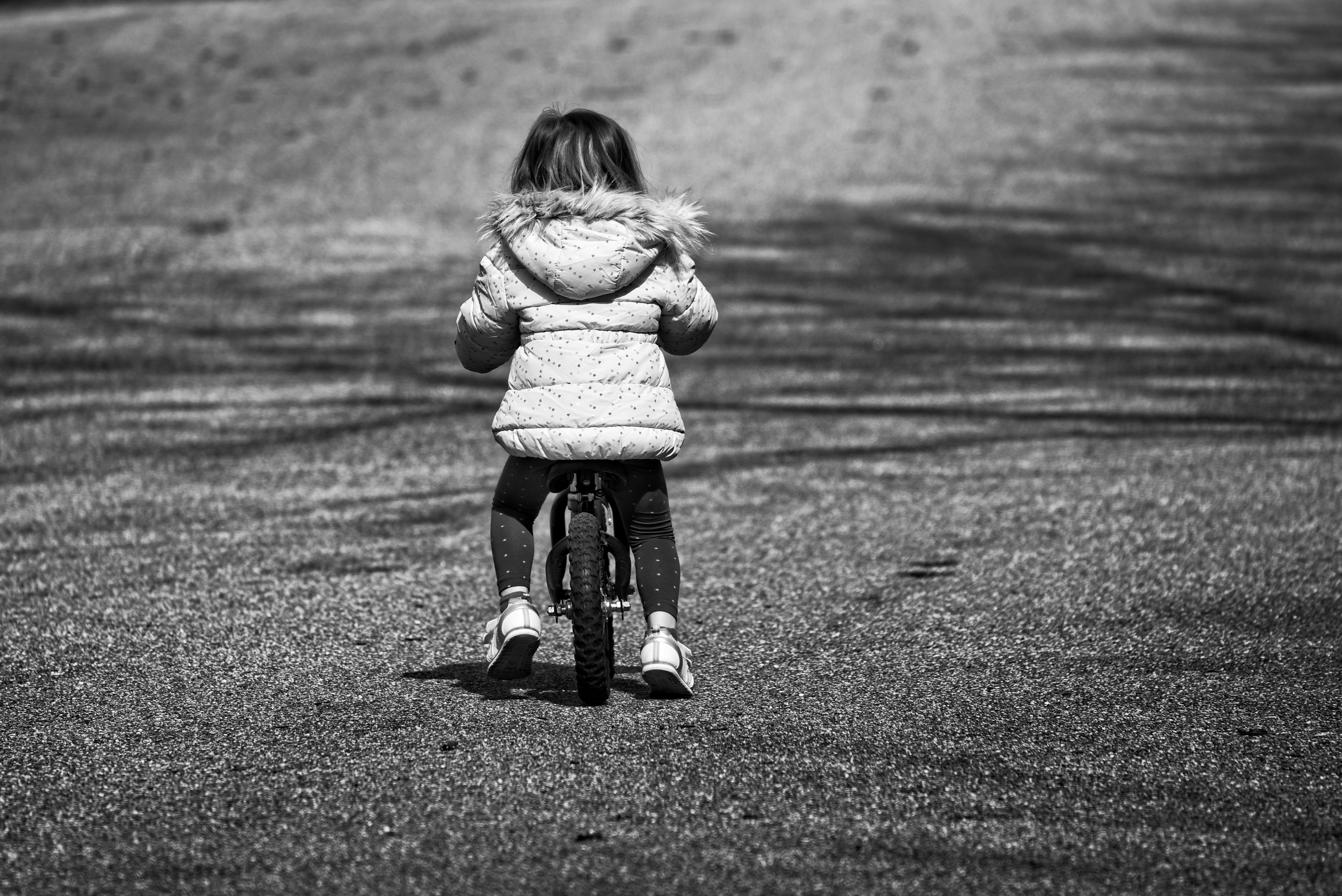 Free download wallpaper Miscellanea, Miscellaneous, Bw, Child, Bicycle, Childhood, Chb on your PC desktop