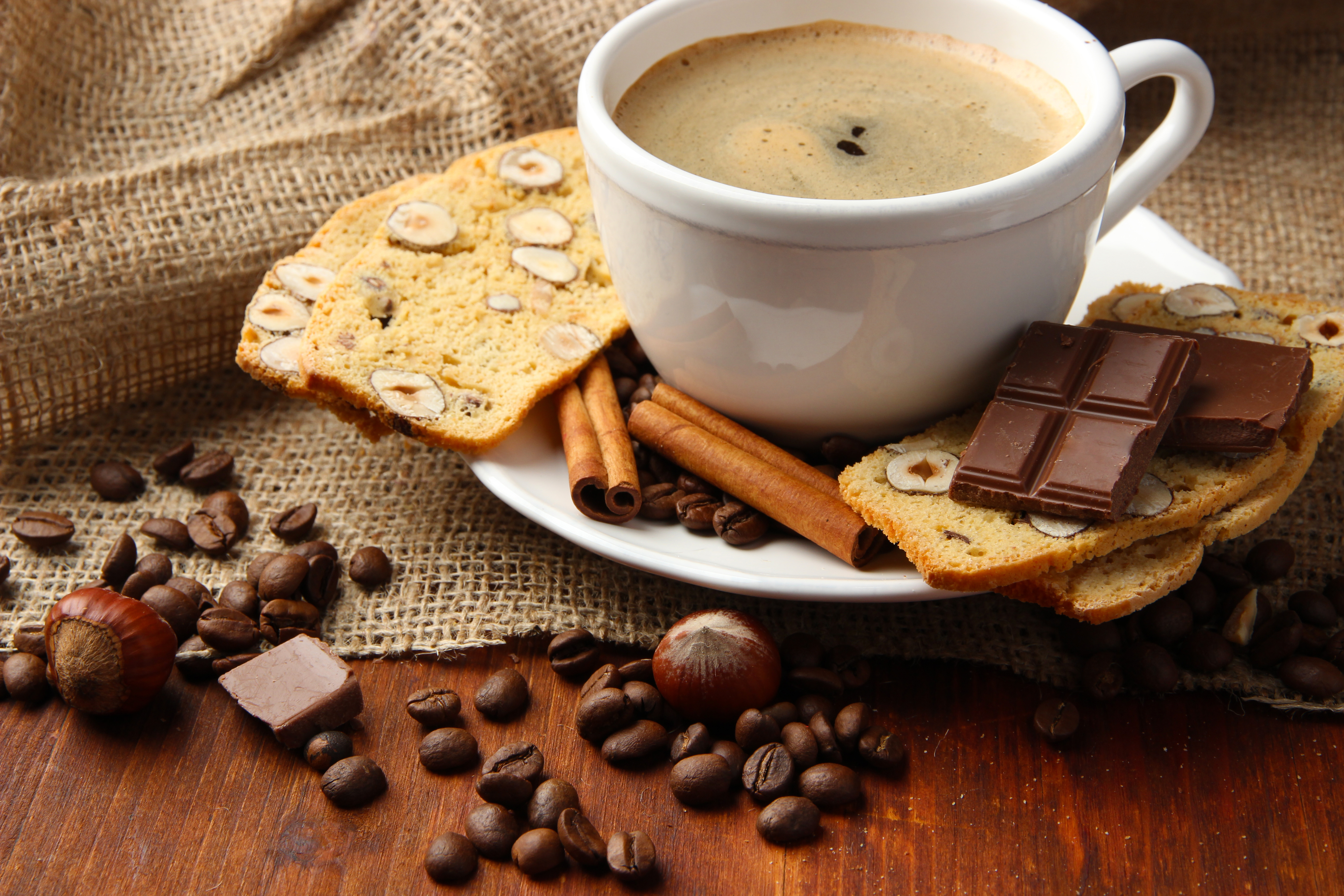 Handy-Wallpaper Schokolade, Tasse, Kaffeebohnen, Nahrungsmittel, Kaffee kostenlos herunterladen.