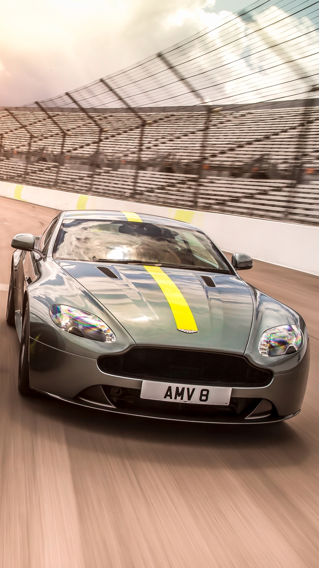 Descarga gratuita de fondo de pantalla para móvil de Aston Martin, Coche, Vehículo, Vehículos, Aston Martin Vantage.