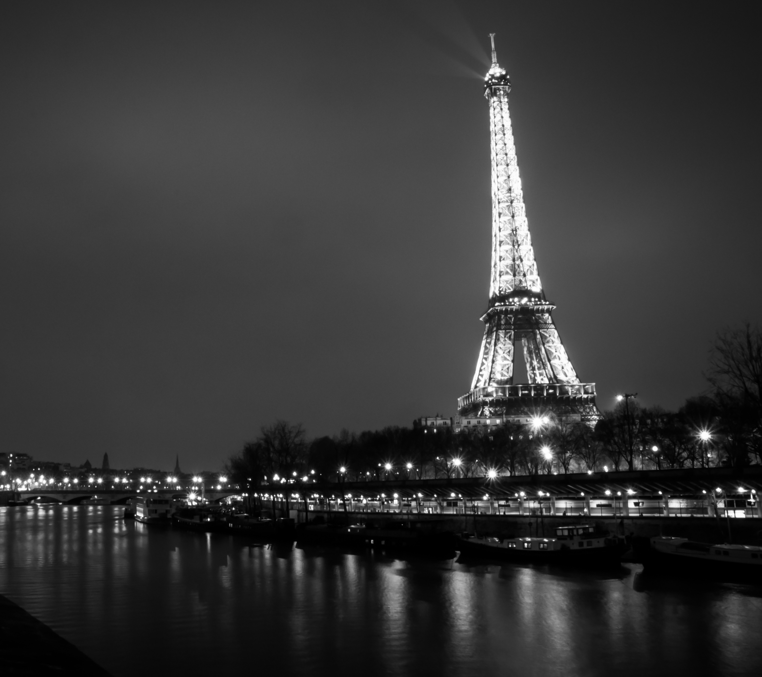 Laden Sie das Städte, Paris, Eiffelturm, Licht, Fluss, Frankreich, Schwarz Weiß, Nacht, Schwarz Weiss, Menschengemacht-Bild kostenlos auf Ihren PC-Desktop herunter
