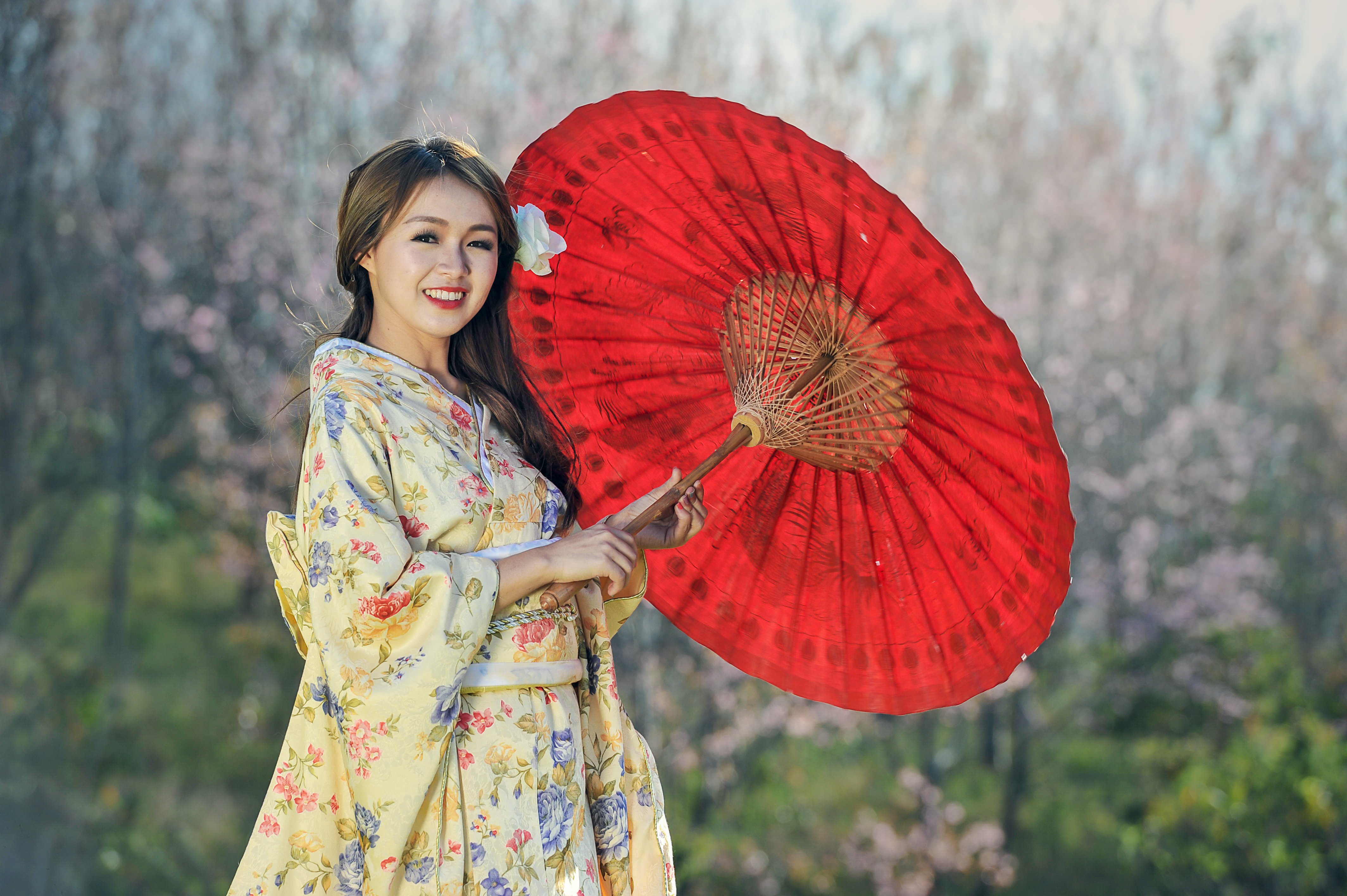 Handy-Wallpaper Lächeln, Regenschirm, Kimono, Brünette, Modell, Frauen, Lange Haare, Asiatinnen, Tiefenschärfe kostenlos herunterladen.