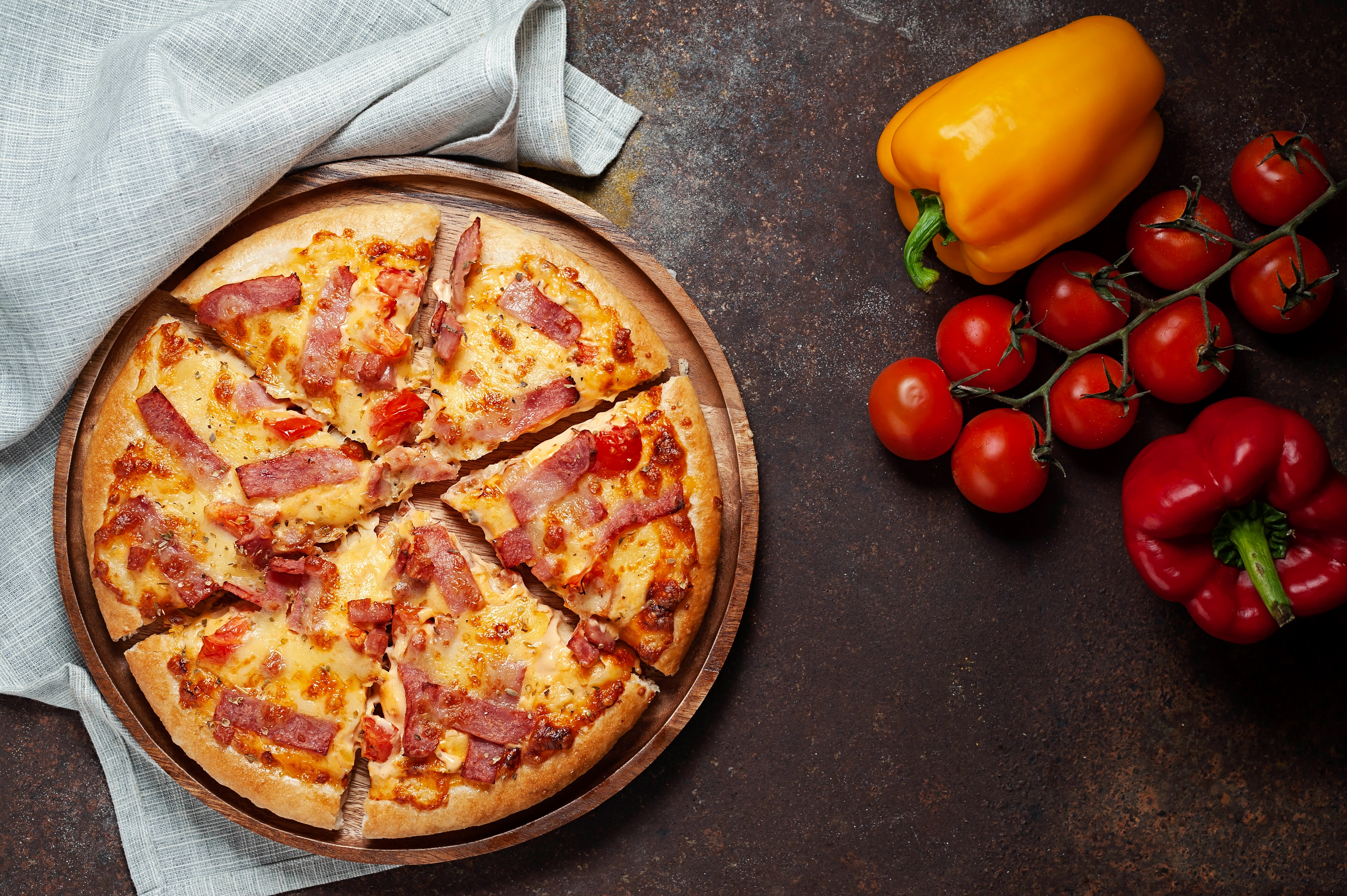 Handy-Wallpaper Pizza, Pfeffer, Tomate, Nahrungsmittel, Stillleben kostenlos herunterladen.