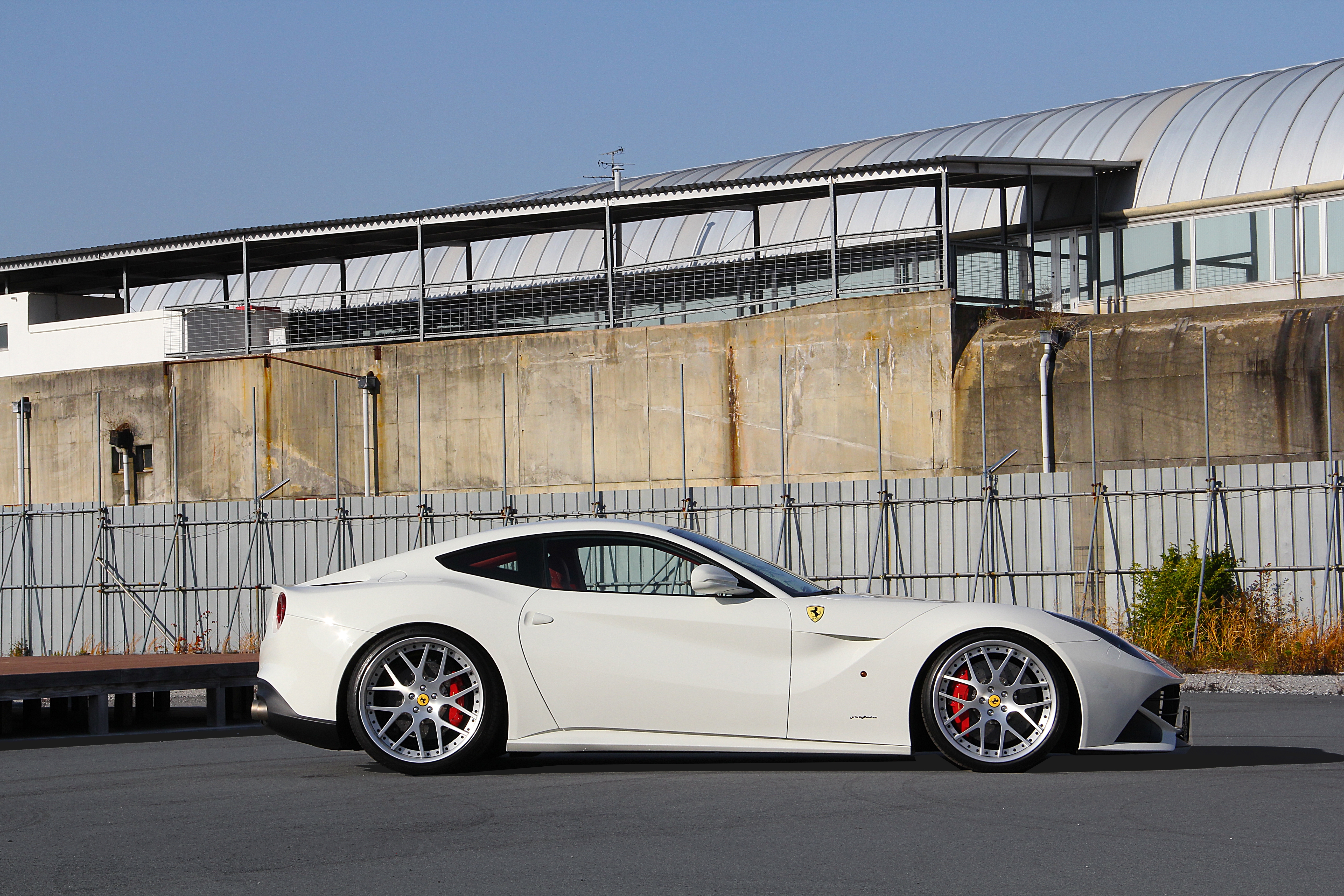 Handy-Wallpaper Ferrari, Autos, Supersportwagen, Fahrzeuge, Weißes Auto, Ferrari F12 Berlinetta kostenlos herunterladen.