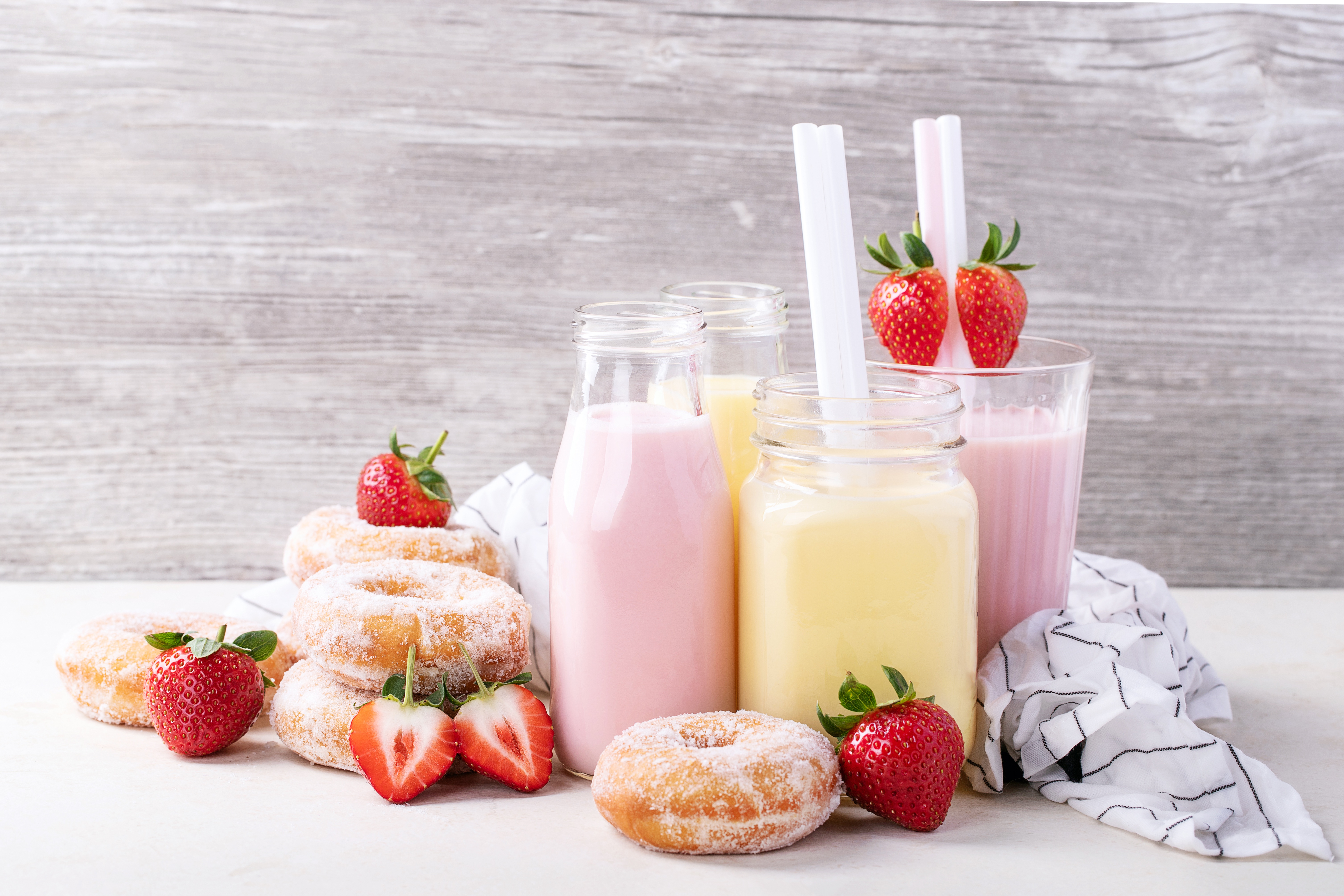 Handy-Wallpaper Erdbeere, Frucht, Süßigkeiten, Milch, Nahrungsmittel, Stillleben, Getränk, Donut kostenlos herunterladen.