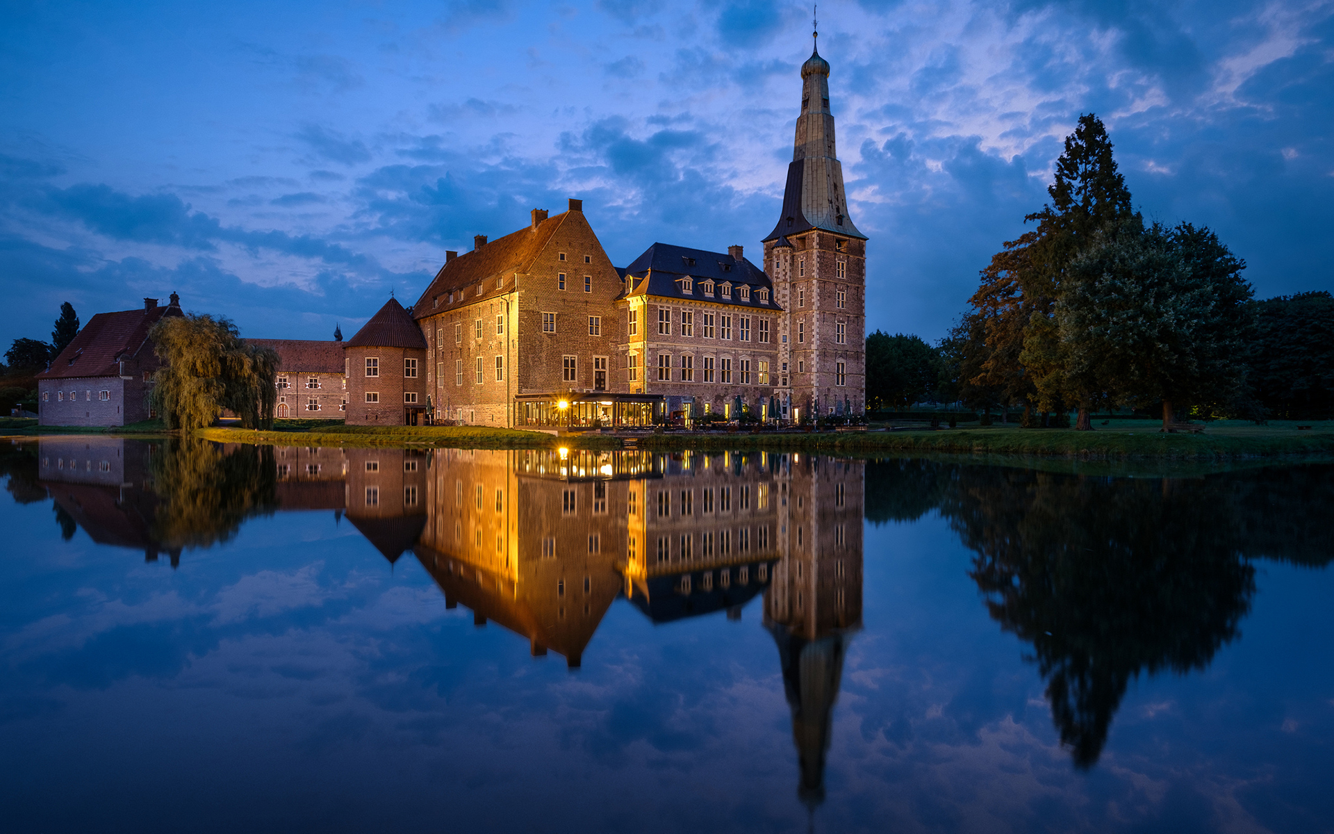 PCデスクトップに城, 反射, 光, ドイツ, 夜, マンメイド画像を無料でダウンロード