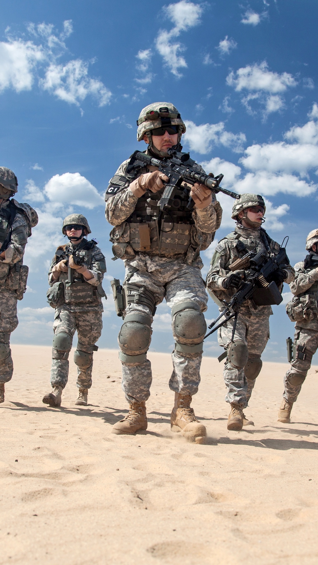 Baixar papel de parede para celular de Areia, Deserto, Arma, Militar, Soldado, Fuzil De Assalto, Rifle De Assalto gratuito.