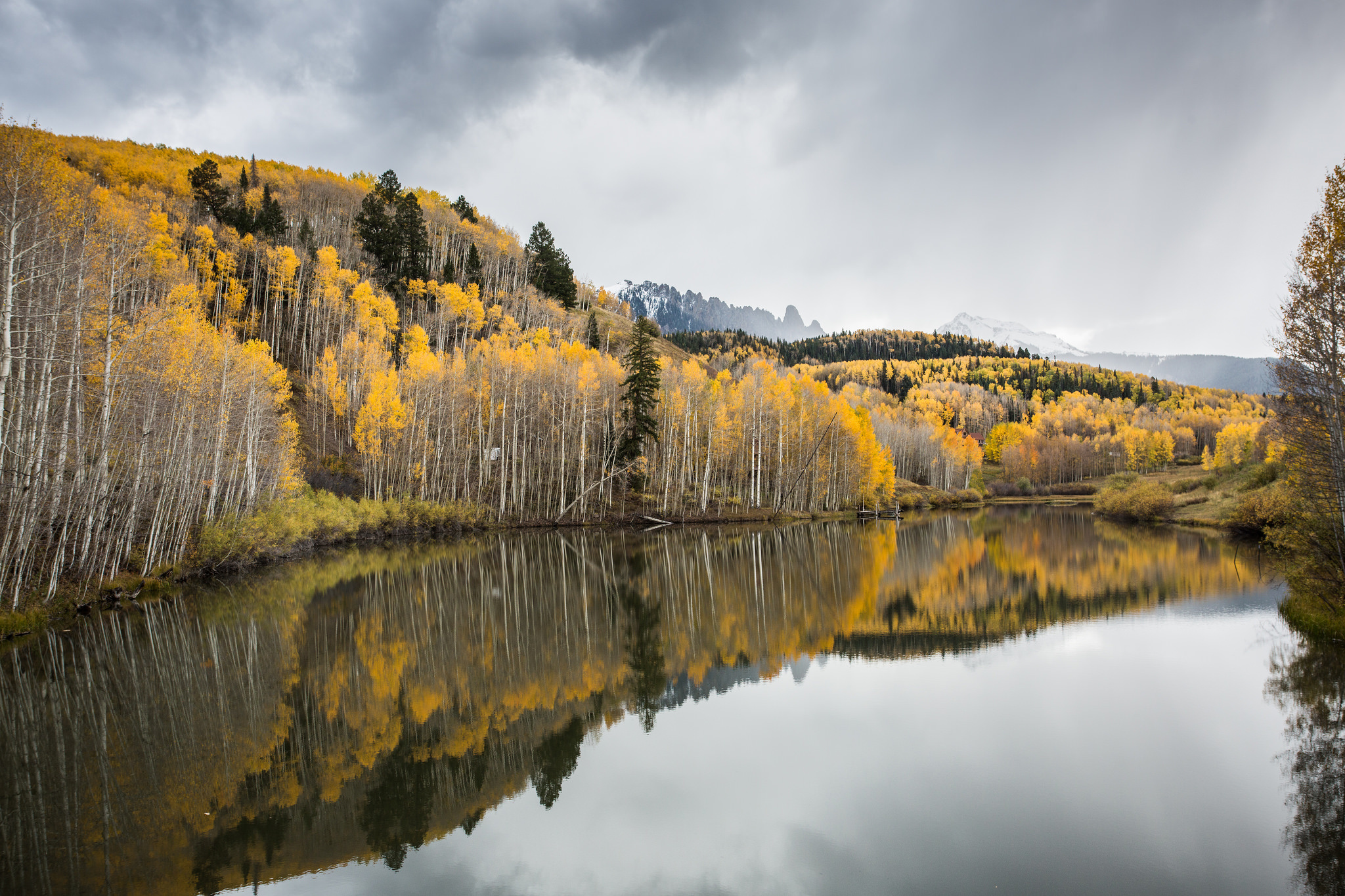 Handy-Wallpaper Landschaft, Natur, Herbst, See, Wald, Erde/natur, Spiegelung kostenlos herunterladen.