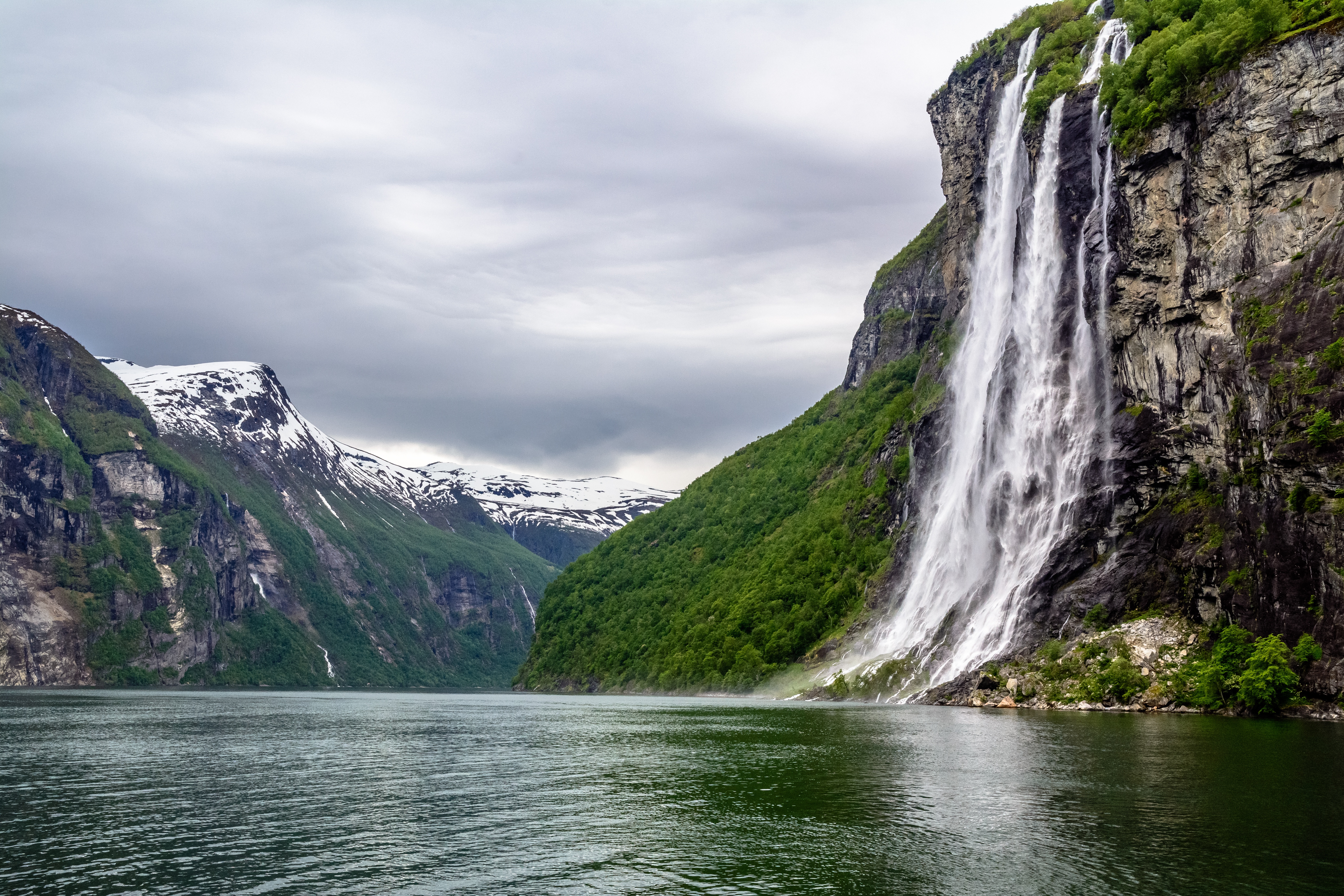 1533273 завантажити шпалери земля, водоспад, фіорд, гора, природа, норвегія, водоспади - заставки і картинки безкоштовно