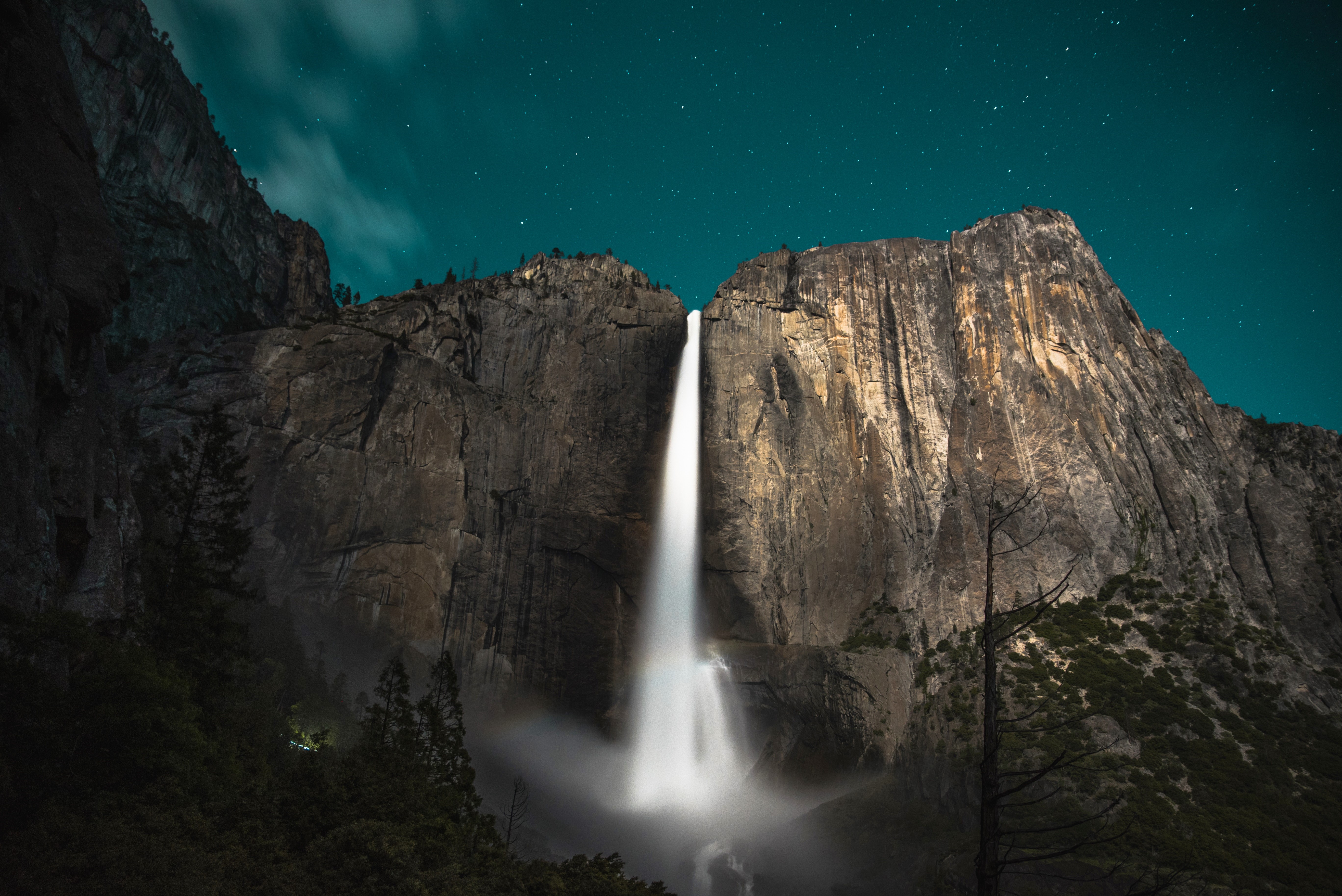 Download mobile wallpaper Waterfalls, Waterfall, Earth, Cliff, Yosemite Falls for free.