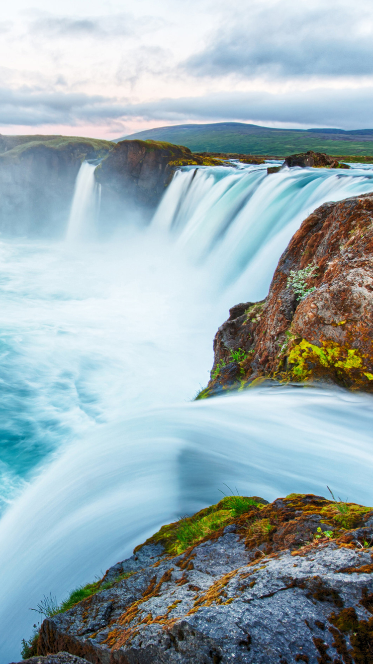 Handy-Wallpaper Wasserfälle, Wasserfall, Erde, Island, Erde/natur, Goðafoss kostenlos herunterladen.
