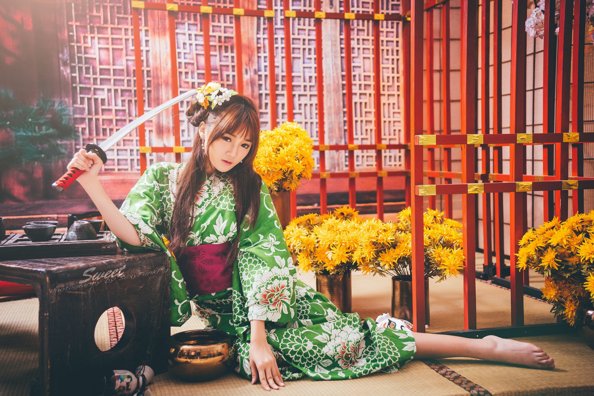 Handy-Wallpaper Kimono, Brünette, Orientalisch, Modell, Frauen, Schwert, Gelbe Blume, Lange Haare, Asiatinnen kostenlos herunterladen.
