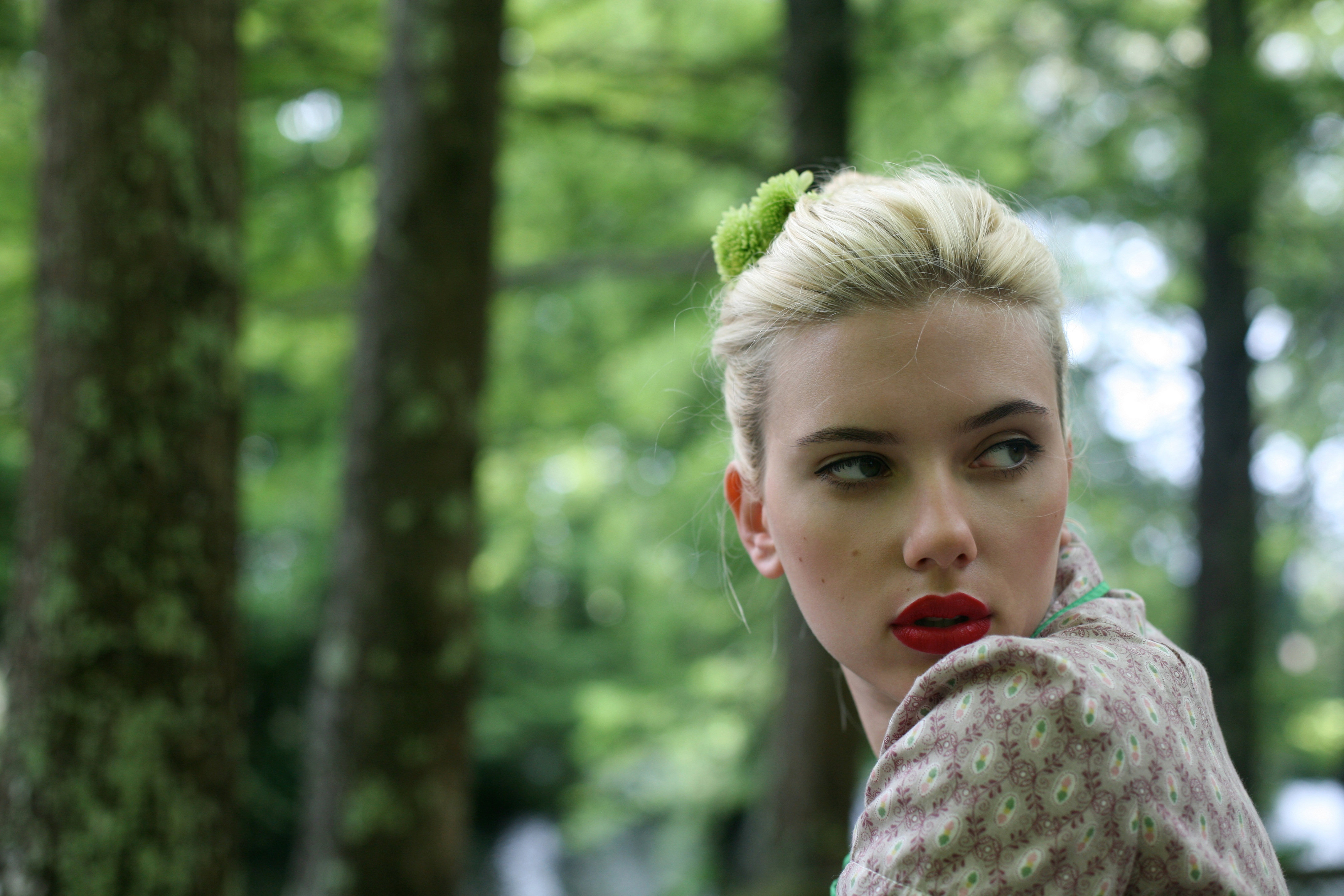 Laden Sie das Scarlett Johansson, Bokeh, Gesicht, Amerikanisch, Blondinen, Berühmtheiten, Darstellerin, Lippenstift, Tiefenschärfe-Bild kostenlos auf Ihren PC-Desktop herunter