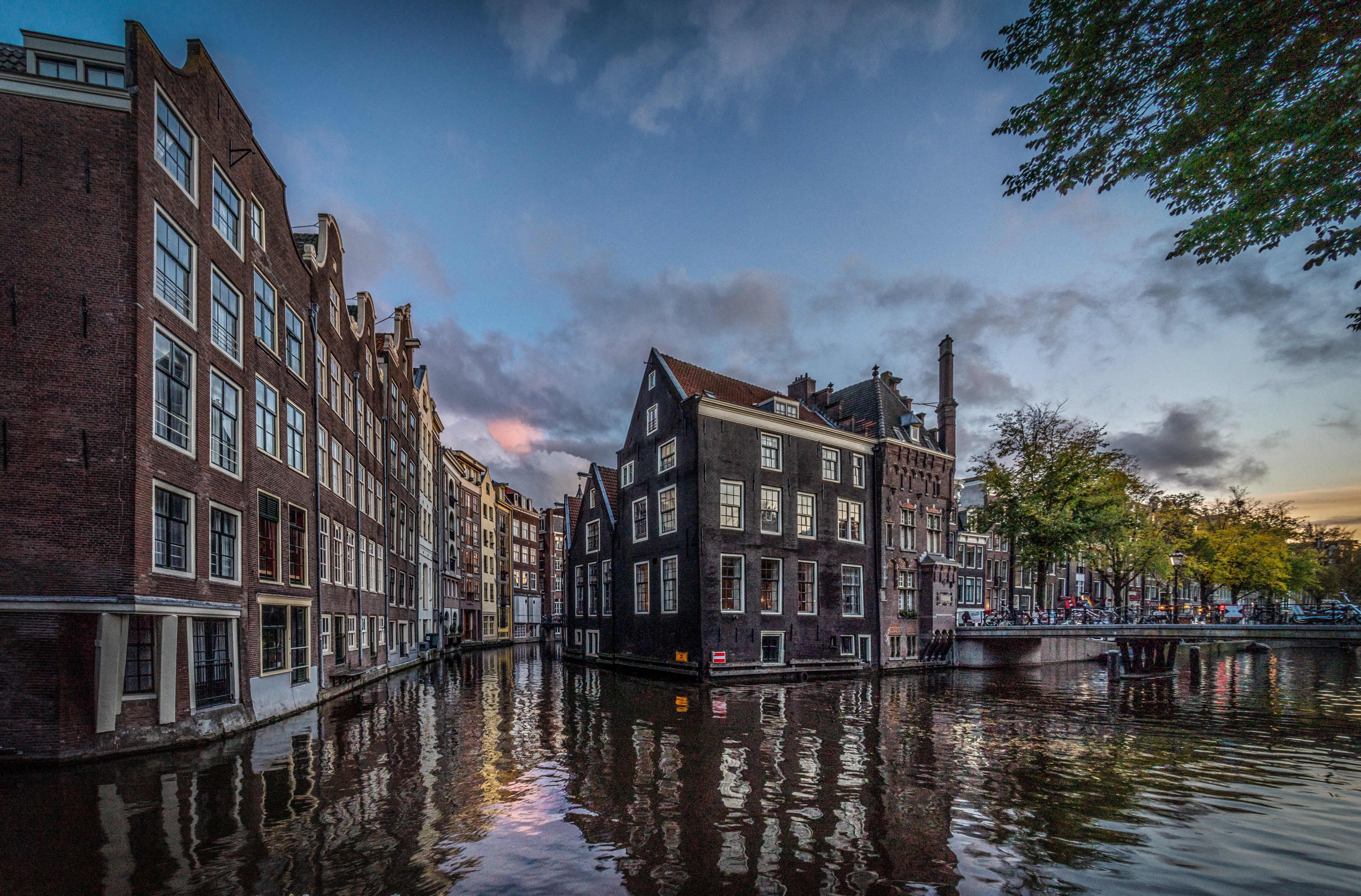 Скачать картинку Города, Мост, Здание, Нидерланды, Канал, Амстердам, Сделано Человеком в телефон бесплатно.