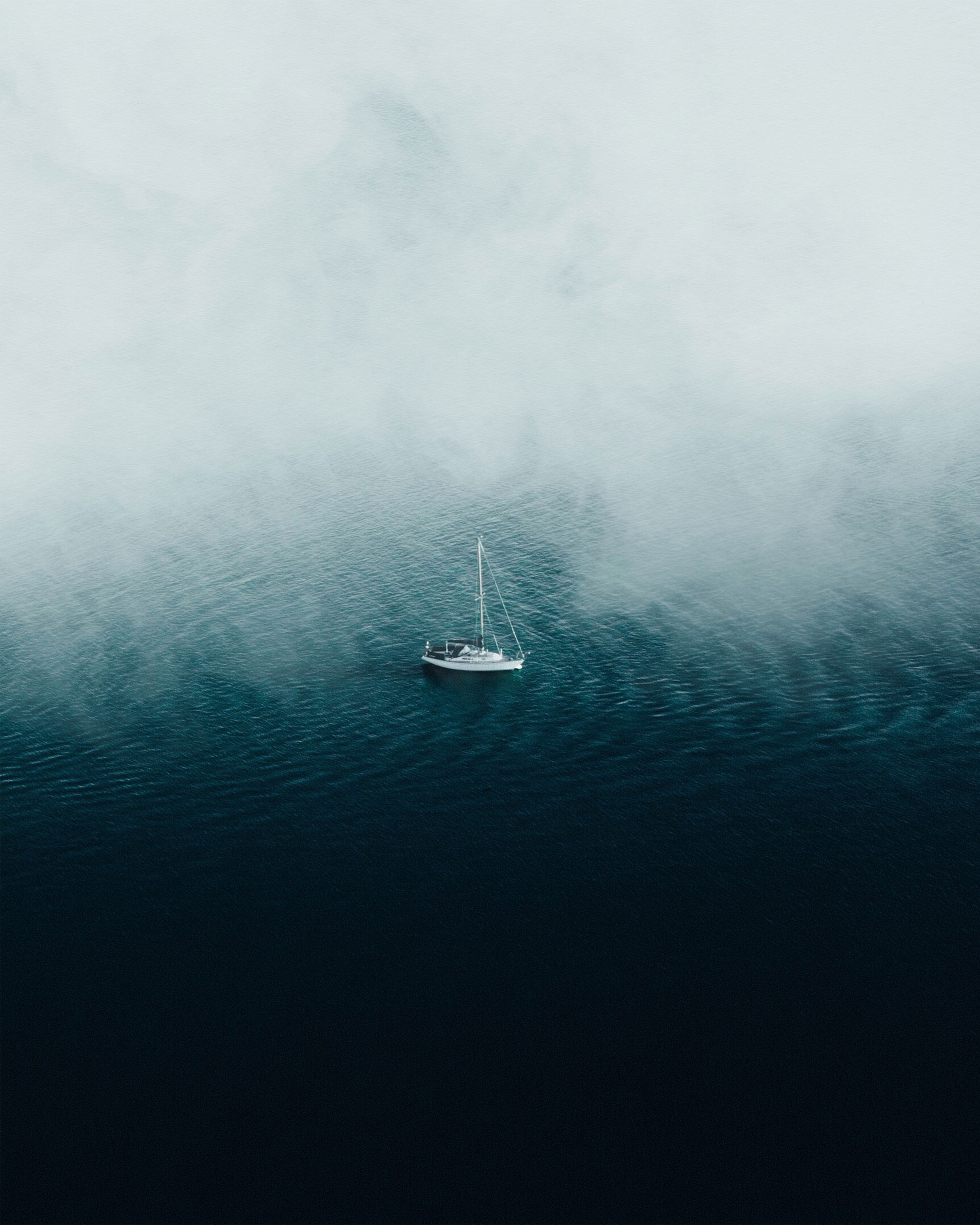 96591 скачать картинку лодка, минимализм, туман, океан, одинокий - обои и заставки бесплатно