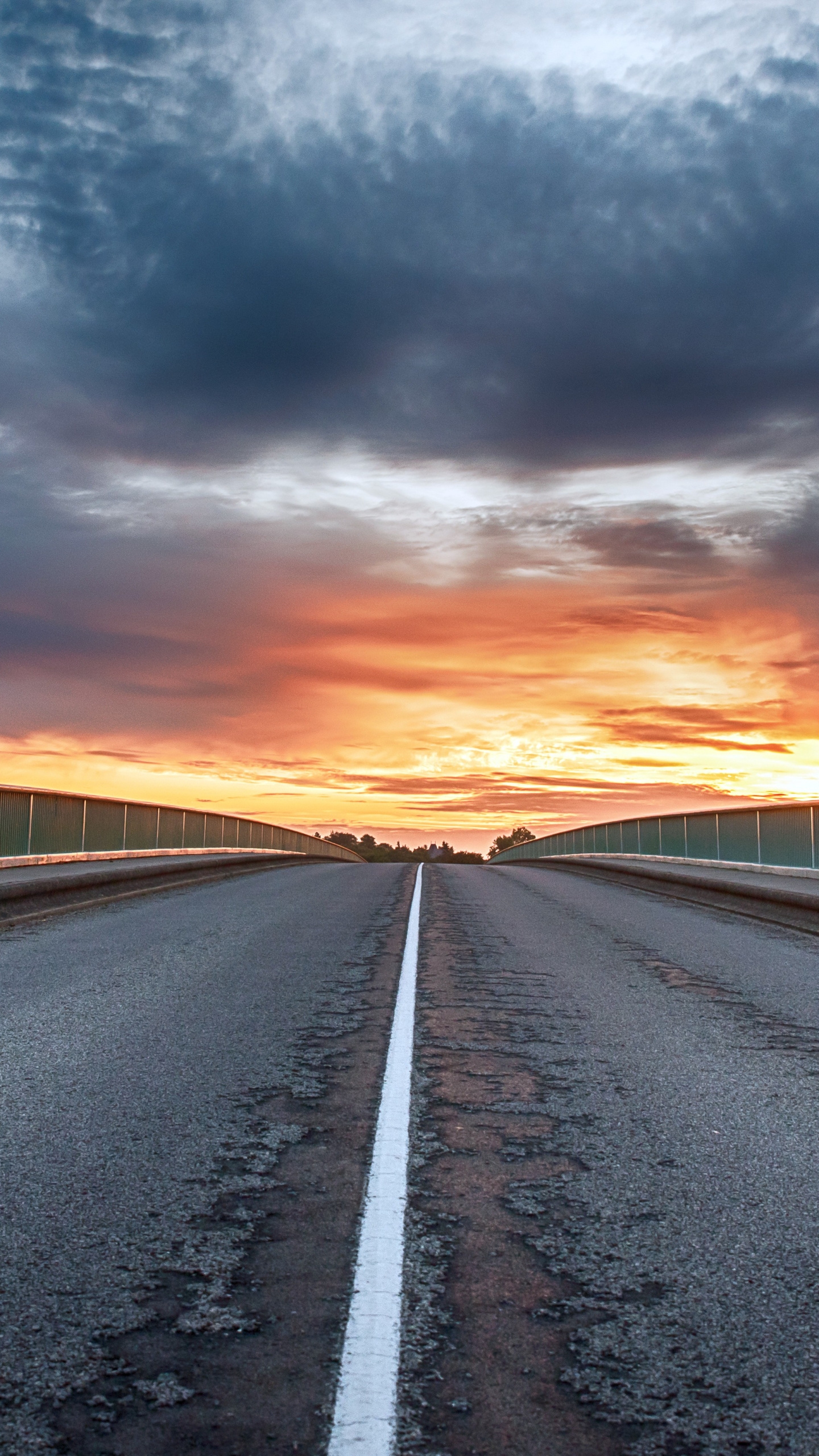 Descarga gratuita de fondo de pantalla para móvil de Cielo, Nube, Carretera, Atardecer, Hecho Por El Hombre, Puesta De Sol.