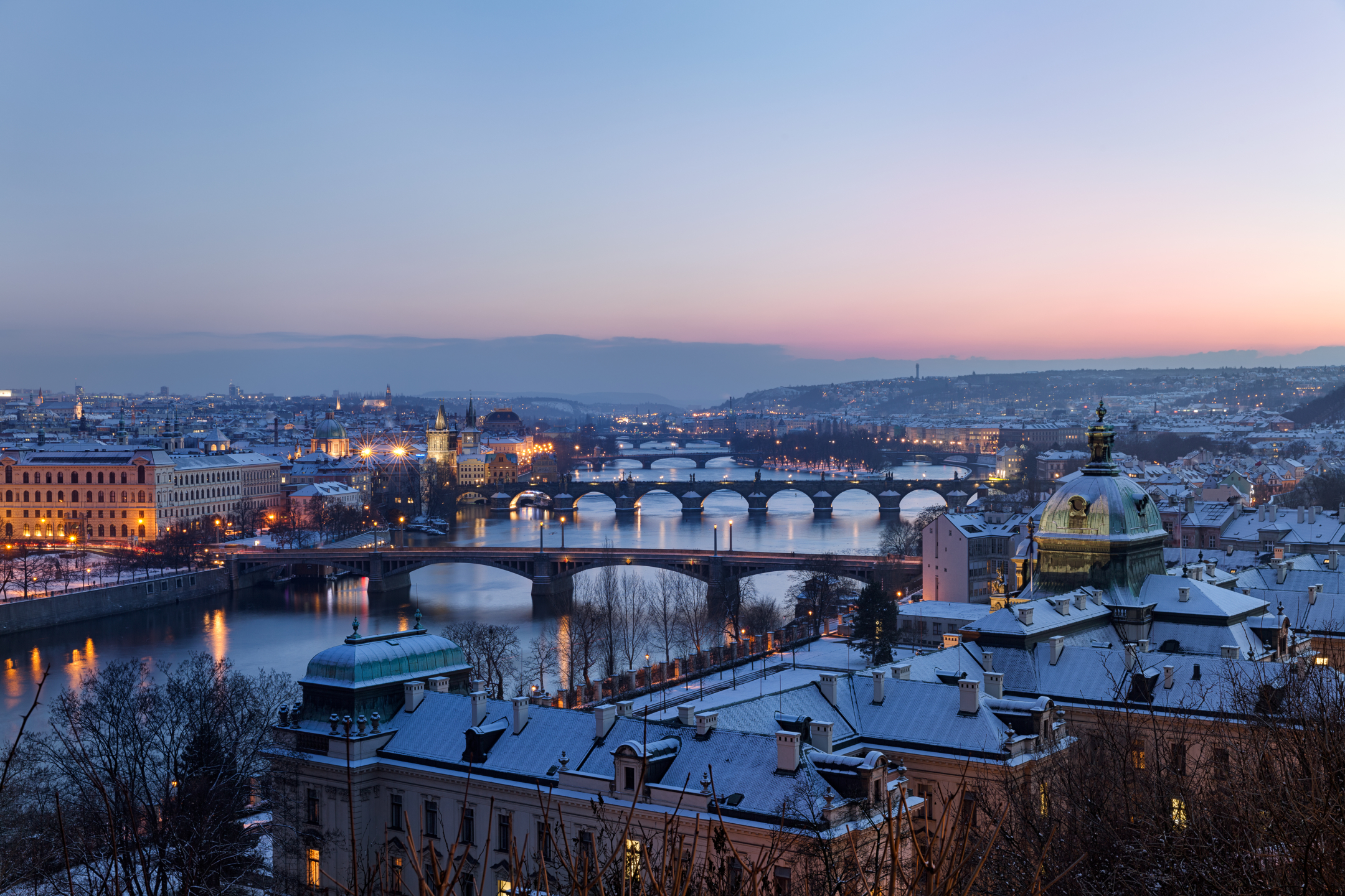 Скачать картинку Города, Прага, Чехия, Чешская Республика, Сделано Человеком в телефон бесплатно.