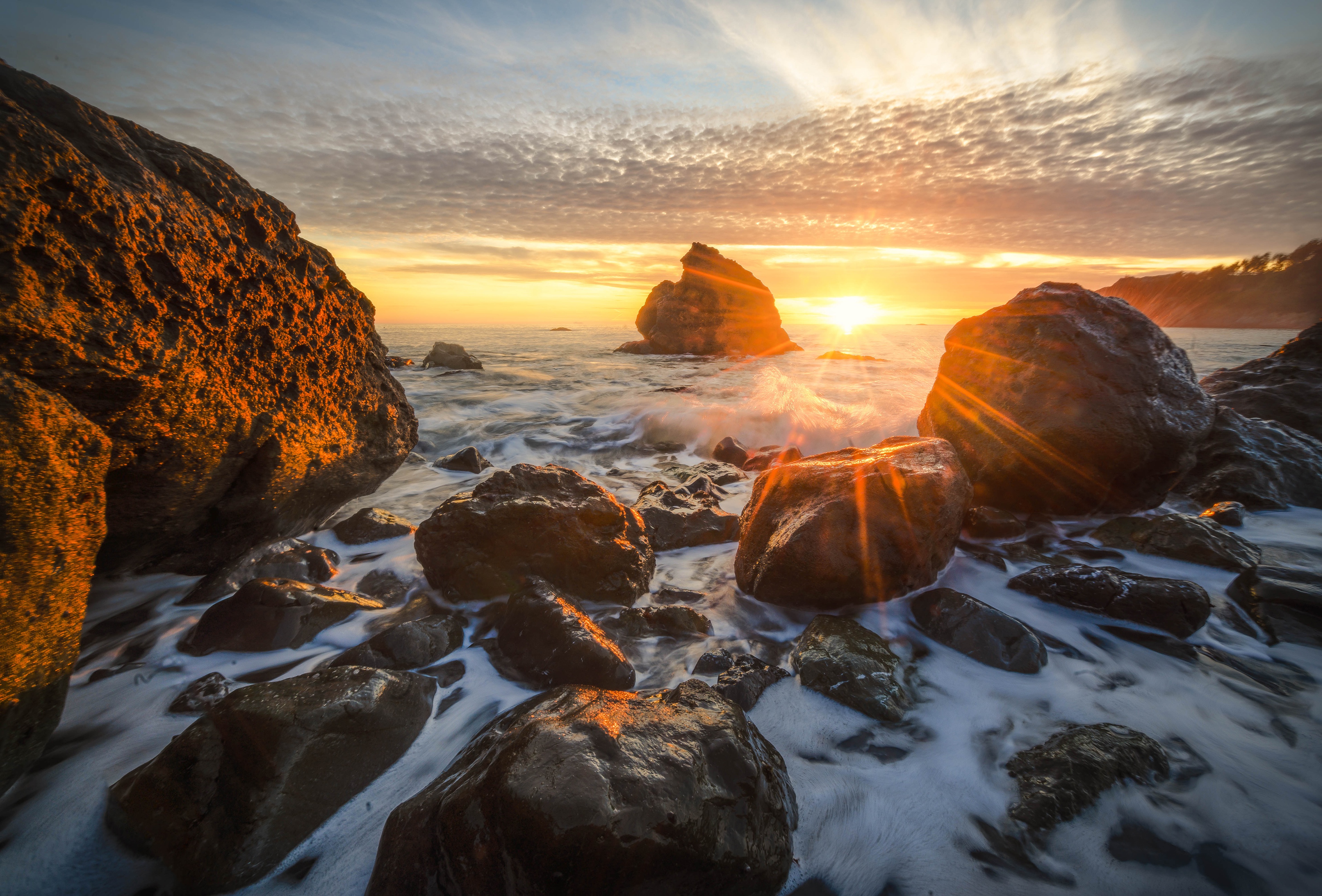 Descarga gratuita de fondo de pantalla para móvil de Mar, Ola, Rayo De Sol, Tierra/naturaleza, Orilla Del Mar.