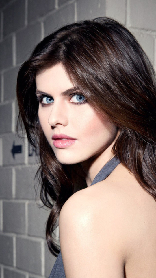 Download mobile wallpaper Brunette, Model, Blue Eyes, American, Celebrity, Actress, Alexandra Daddario for free.