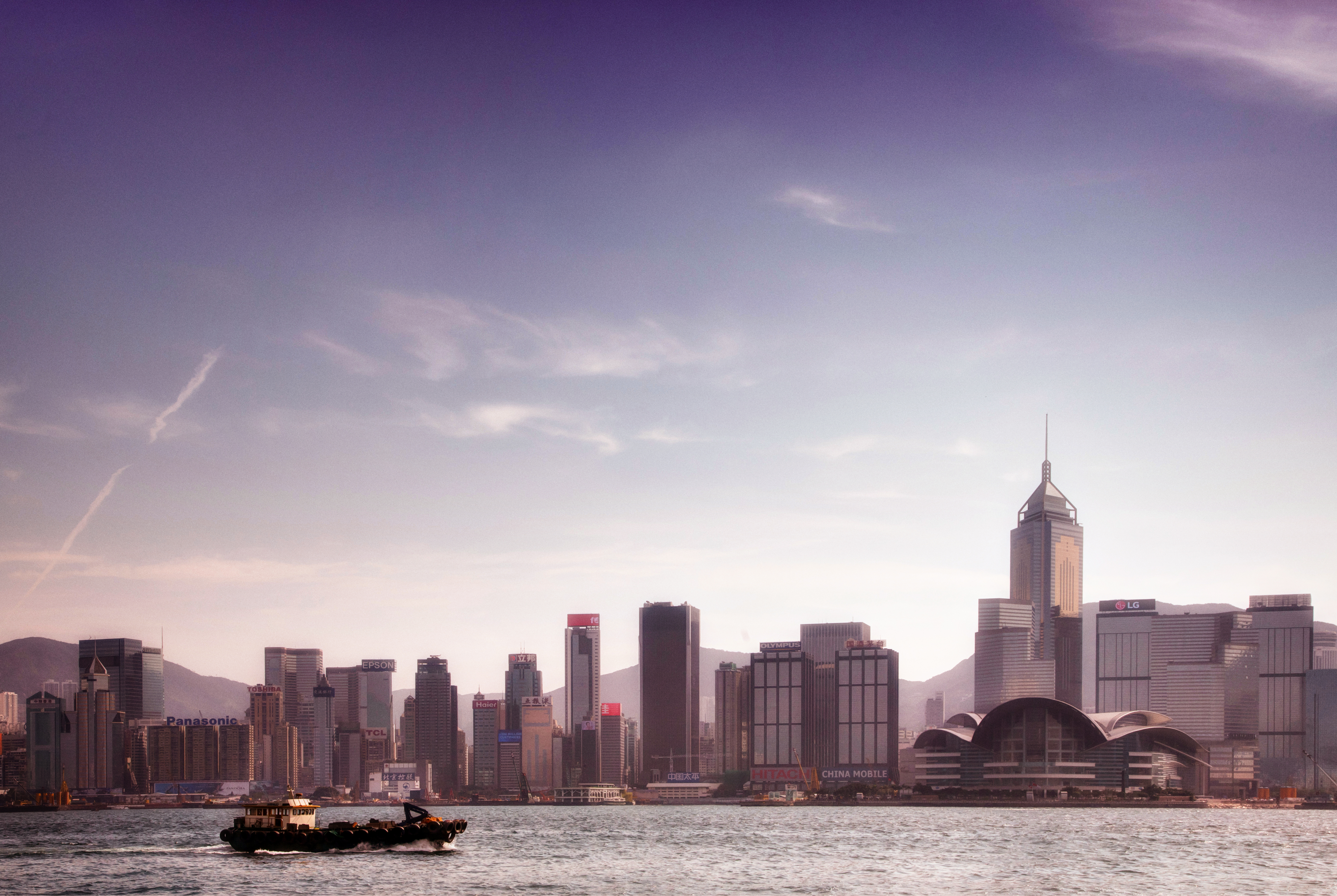 Скачать картинку Города, Лодка, Гонконг, Небоскрёб, Сделано Человеком, Кита́й в телефон бесплатно.