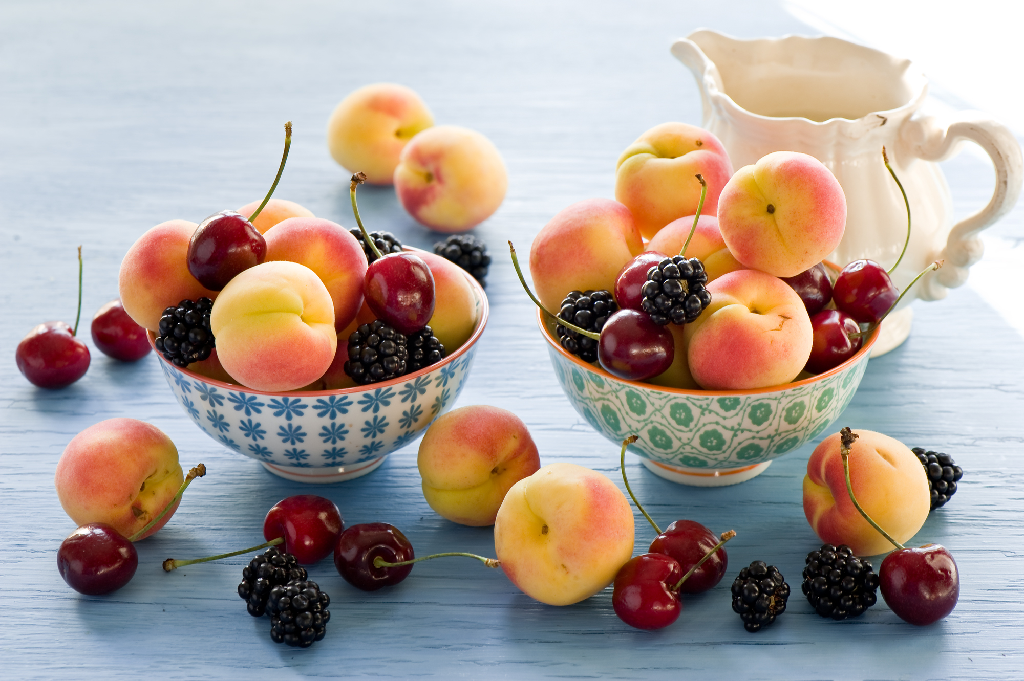 371376 скачать картинку еда, фрукты, абрикос, ягода, ежевика, вишня, натюрморт - обои и заставки бесплатно