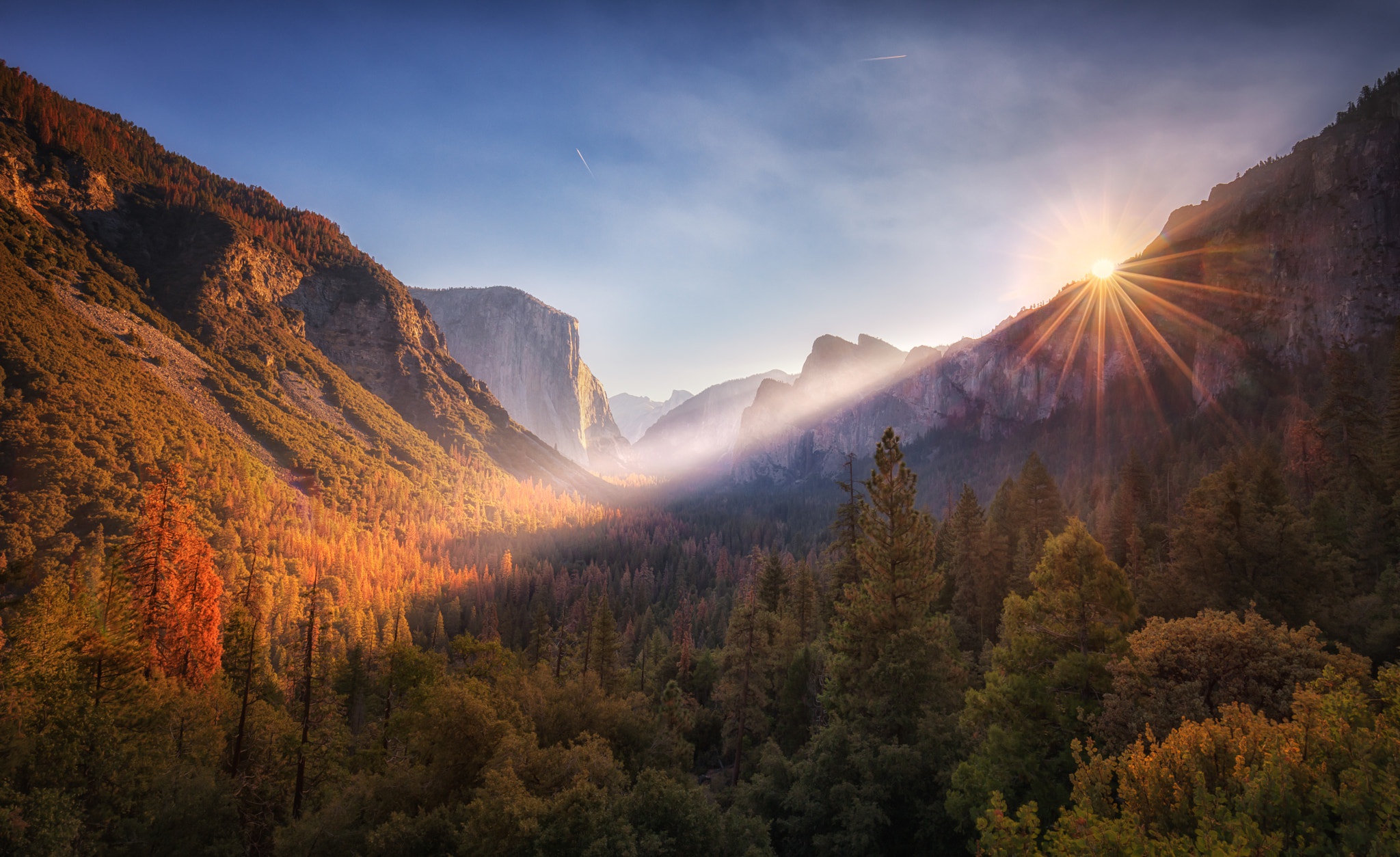 Скачать картинку Осень, Гора, Лес, Национальный Парк, Йосемитский Национальный Парк, Солнечный Луч, Земля/природа, Утёс в телефон бесплатно.