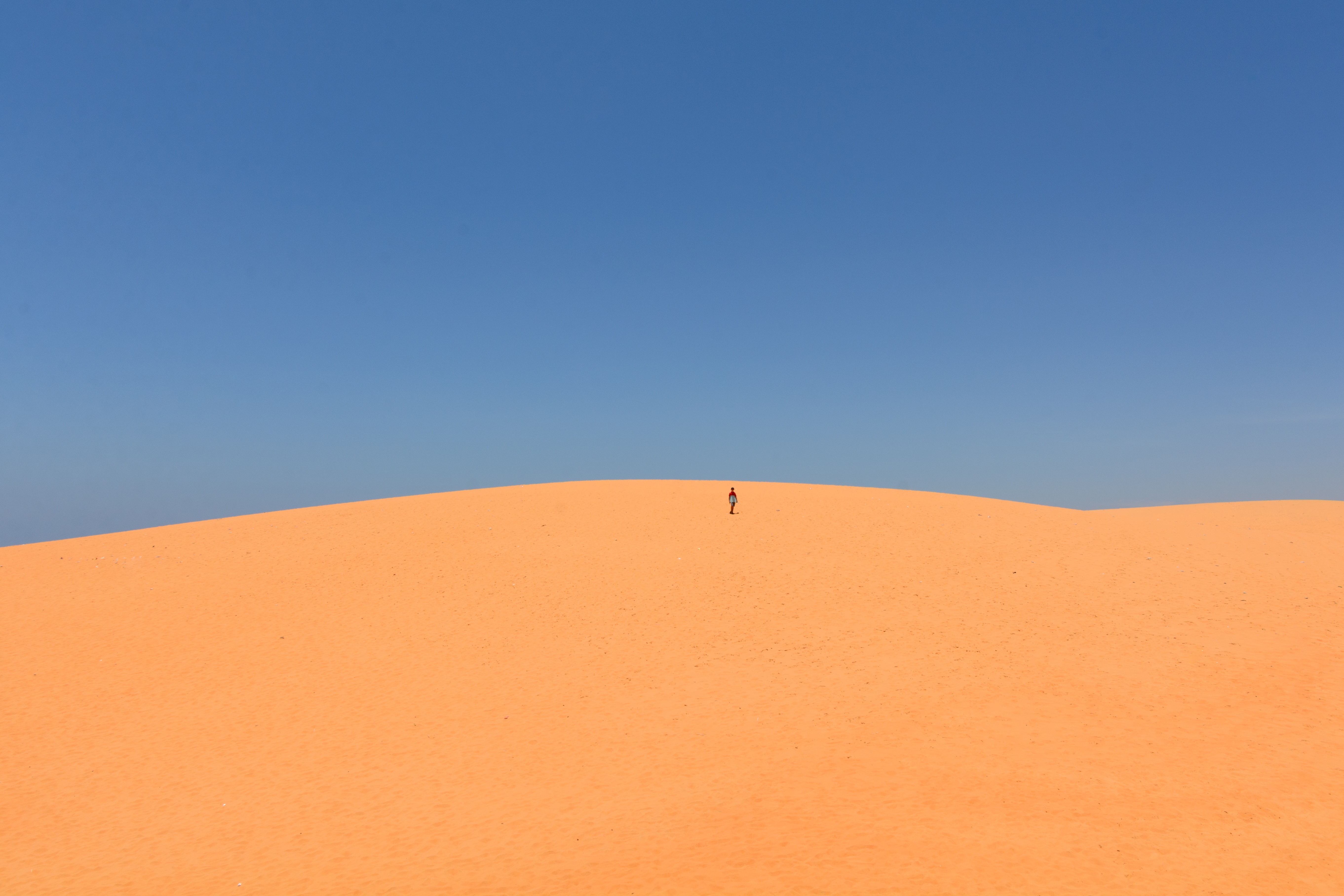 118111 скачать картинку минимализм, небо, песок, пустыня, человек, холм, чистый - обои и заставки бесплатно