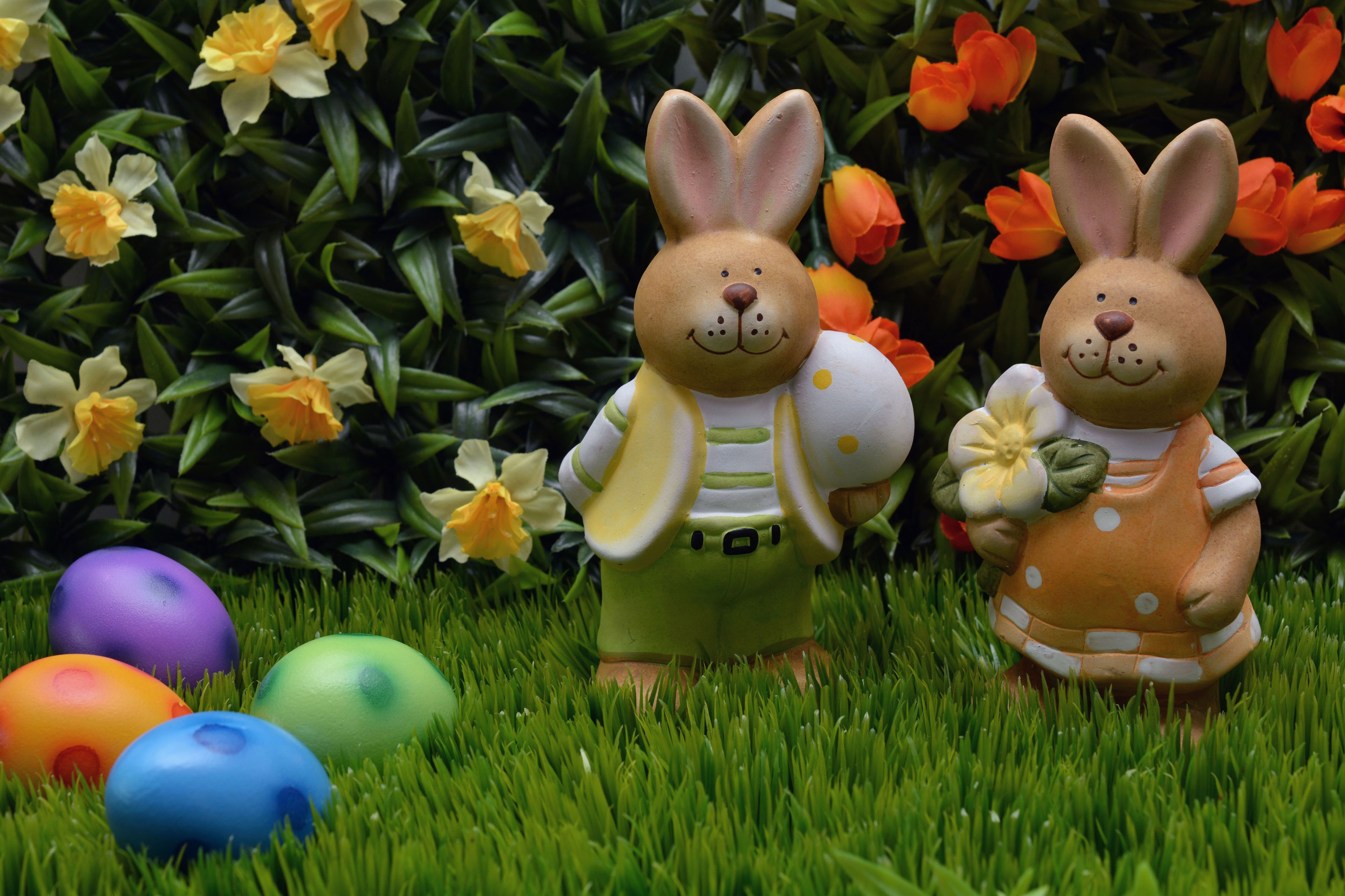 Download mobile wallpaper Easter, Flower, Holiday, Statue, Egg, Figurine, Bunny, Daffodil, Easter Egg for free.