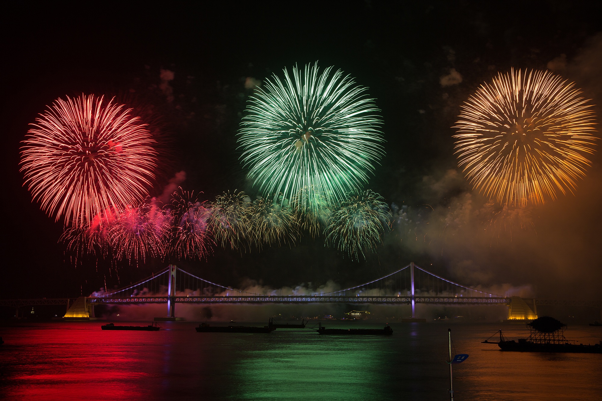 Handy-Wallpaper Brücke, Farben, Feuerwerk, Fotografie, Rauch, Nacht kostenlos herunterladen.