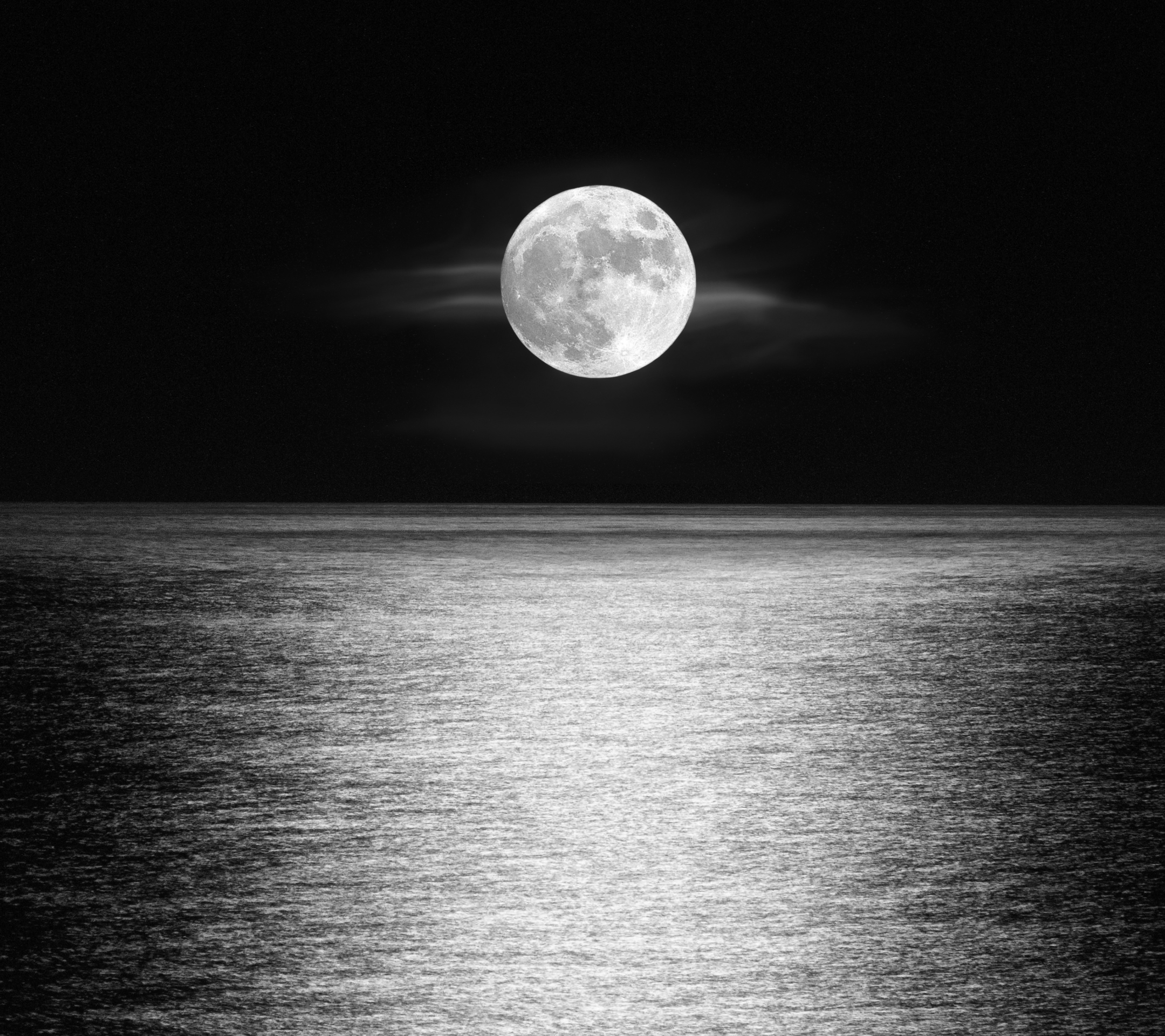 Скачать картинку Луна, Горизонт, Океан, Чёрно Белое, Черно Белый, Лунный Свет, Земля/природа в телефон бесплатно.
