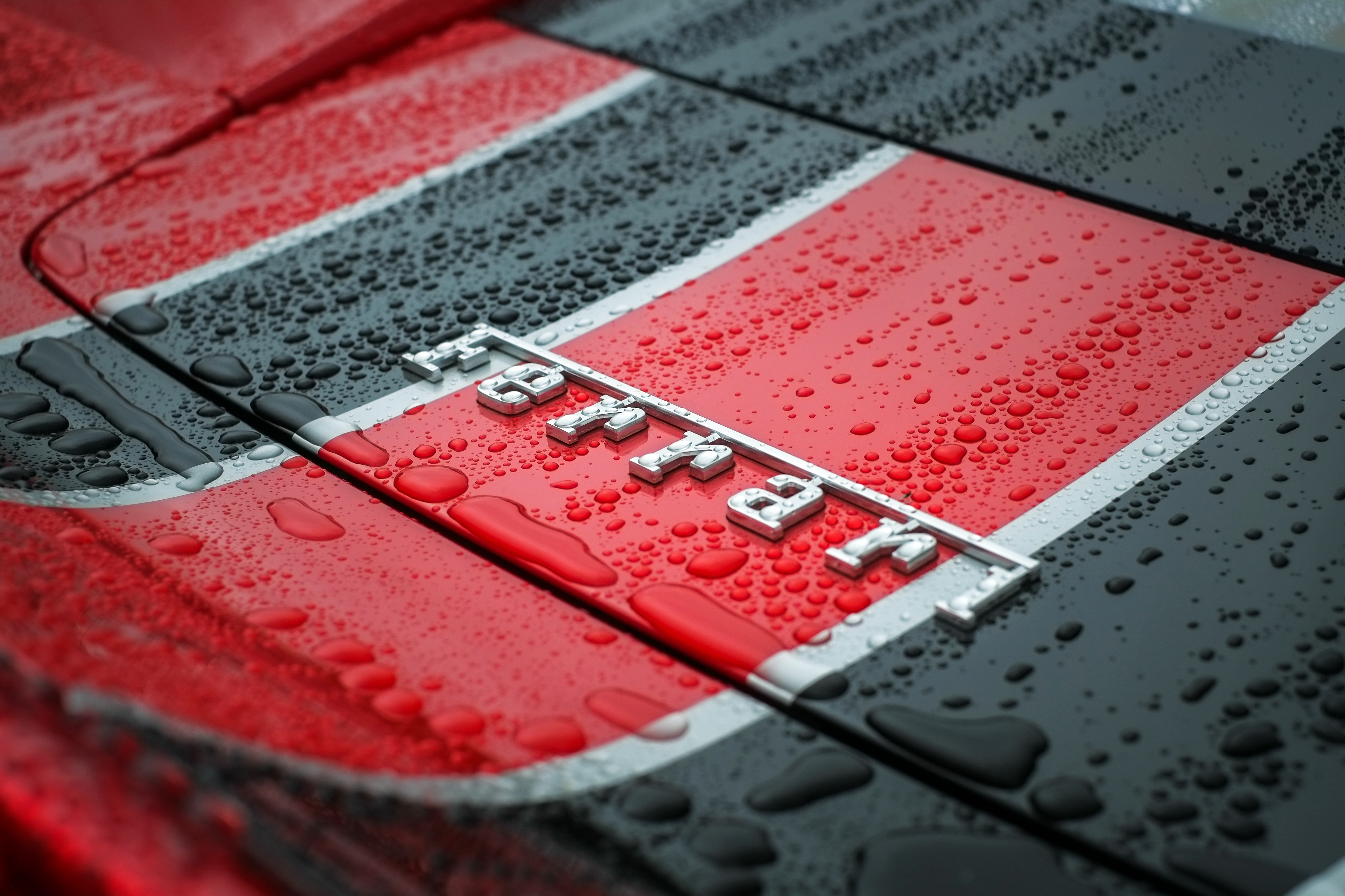 Handy-Wallpaper Ferrari, Nahansicht, Wassertropfen, Fahrzeuge kostenlos herunterladen.