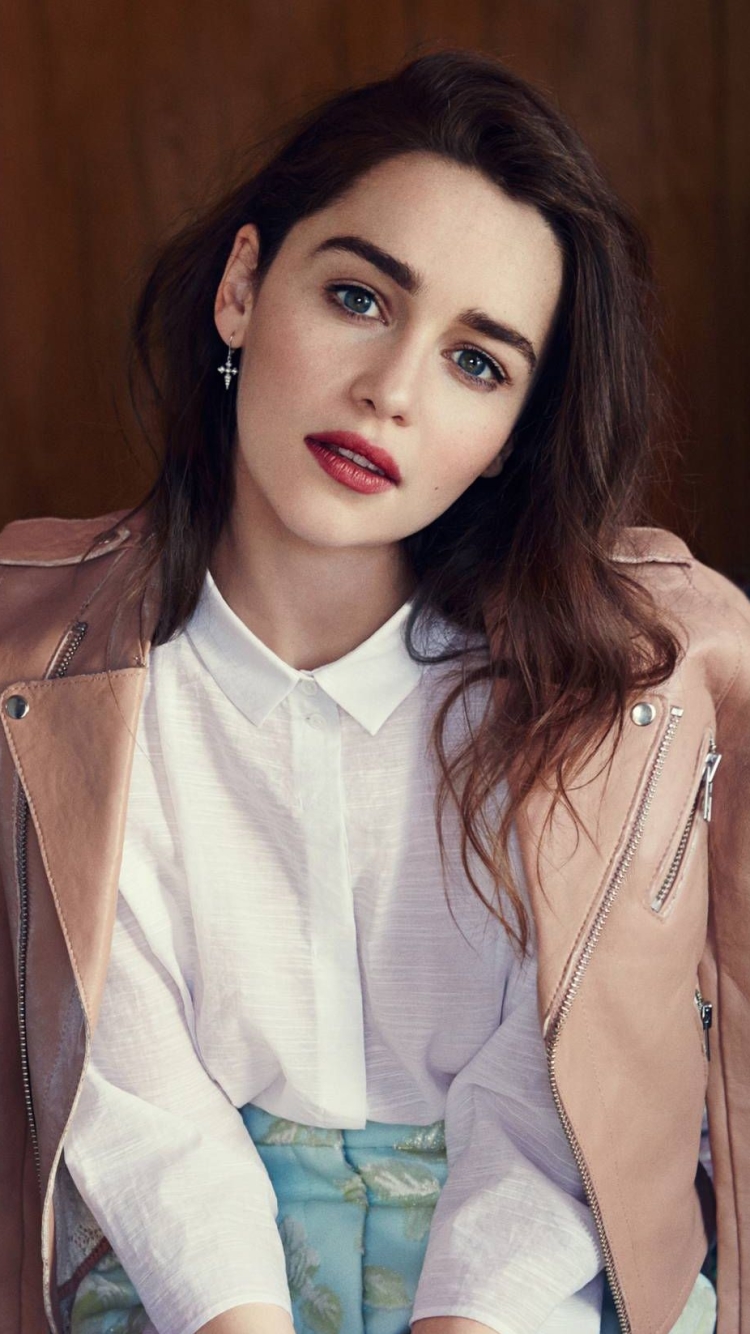 Handy-Wallpaper Englisch, Gesicht, Brünette, Berühmtheiten, Darstellerin, Lippenstift, Emilia Clarke kostenlos herunterladen.