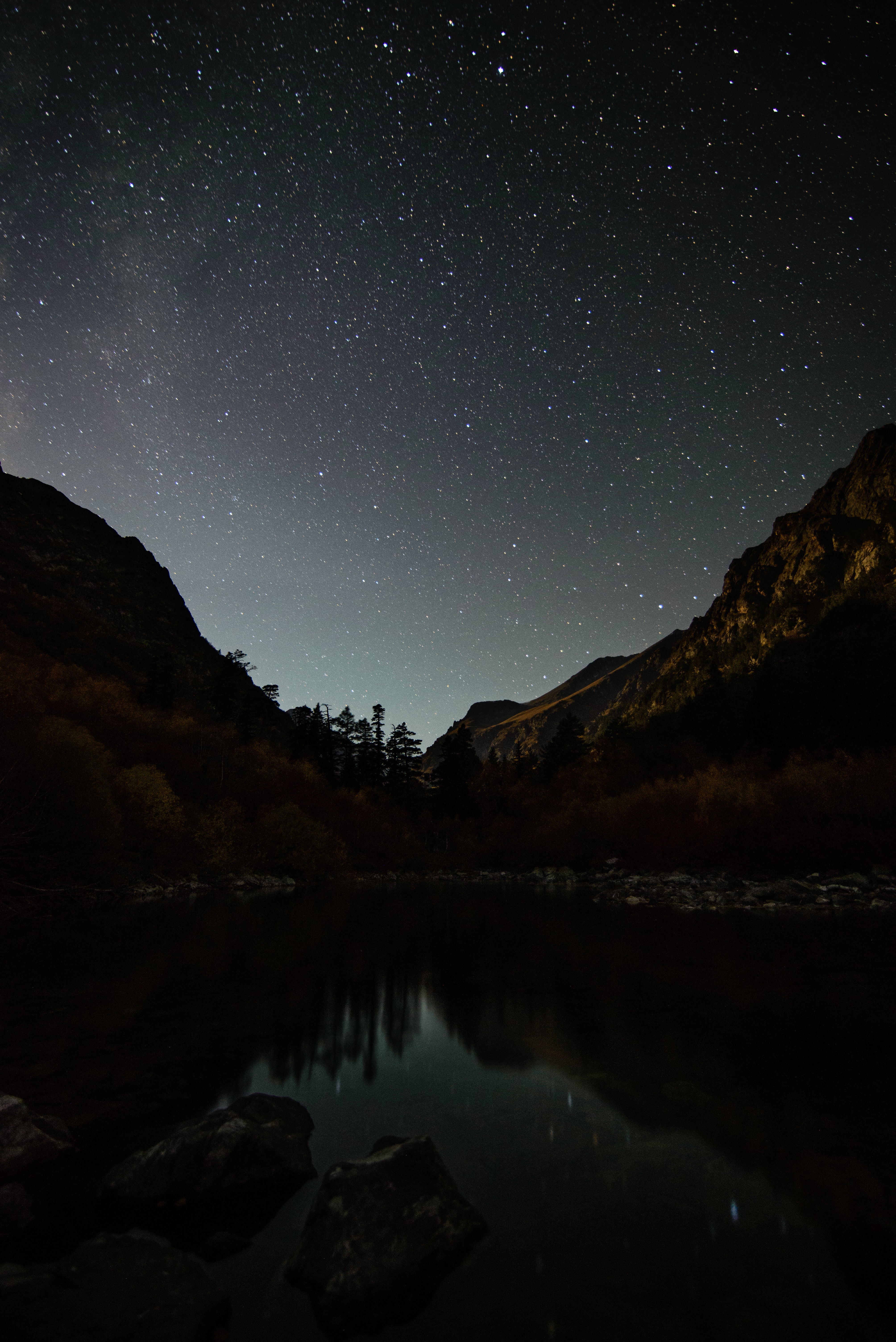Laden Sie das Mountains, See, Übernachtung, Sternenhimmel, Dunkel-Bild kostenlos auf Ihren PC-Desktop herunter